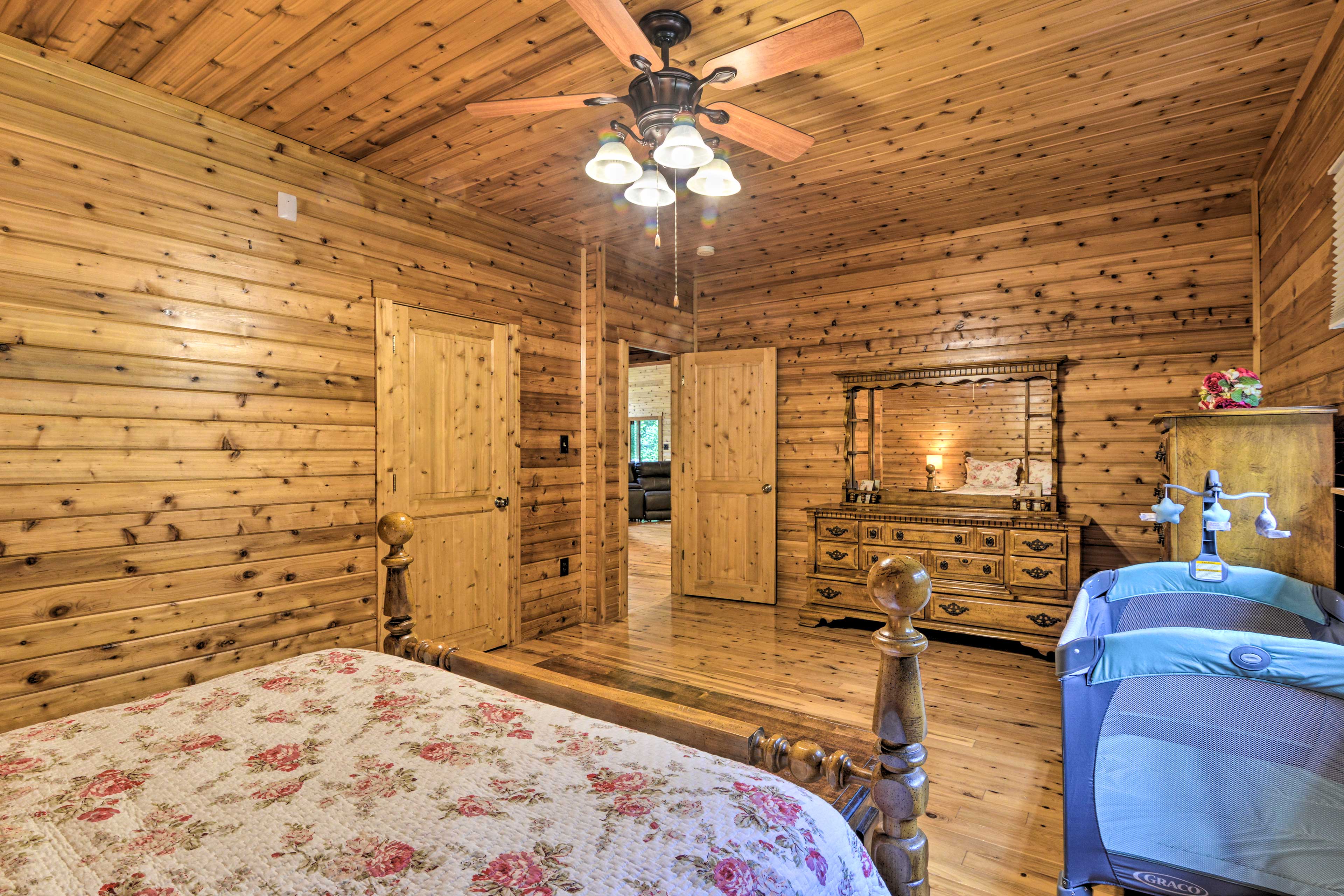 Idyllic Mtn Retreat w/ Hot Tub Near Shenandoah NP! Evolve