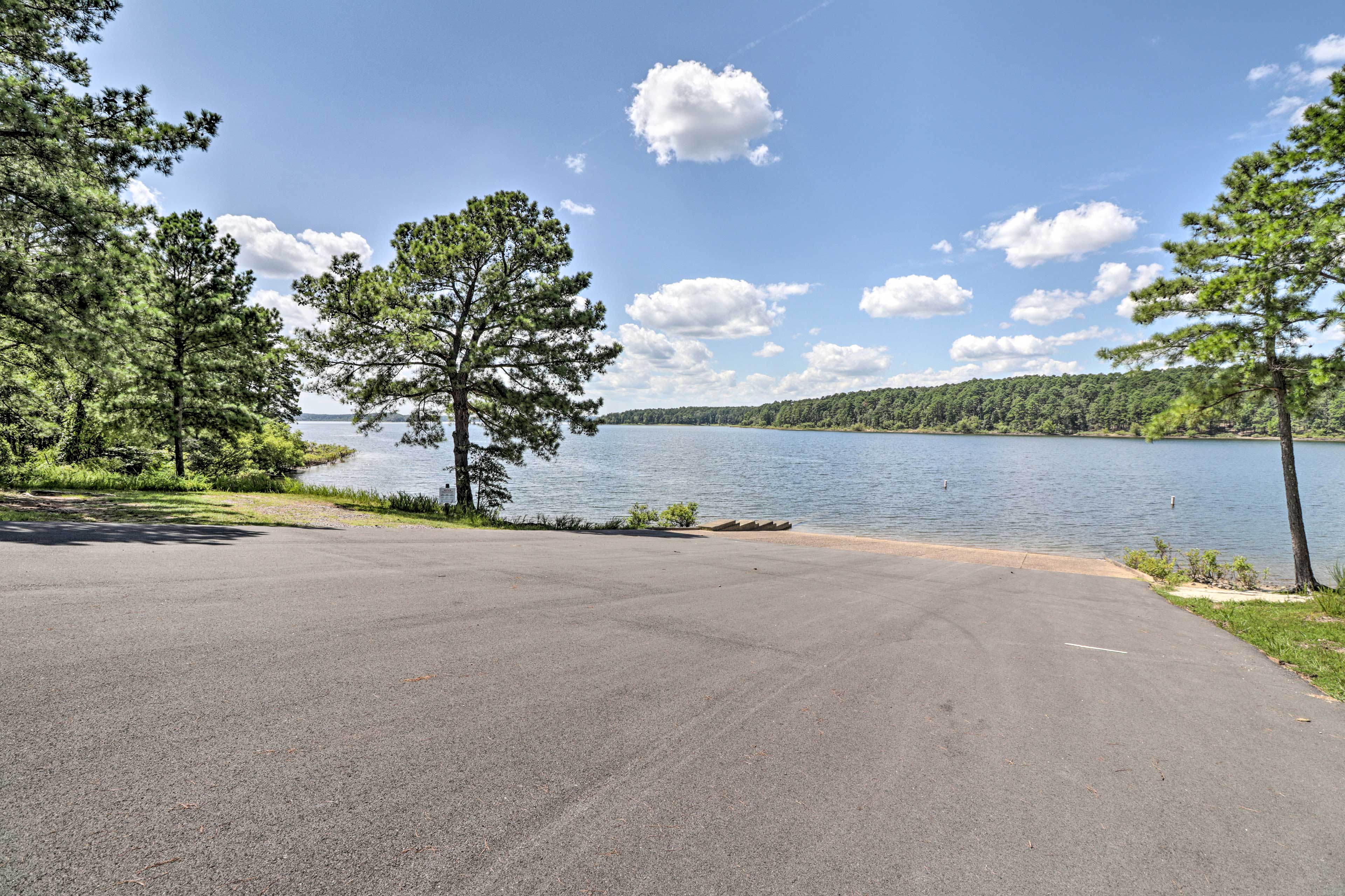 Bismarck Home w/ Fire Pit 1 Mi to Marina & Golf! Evolve