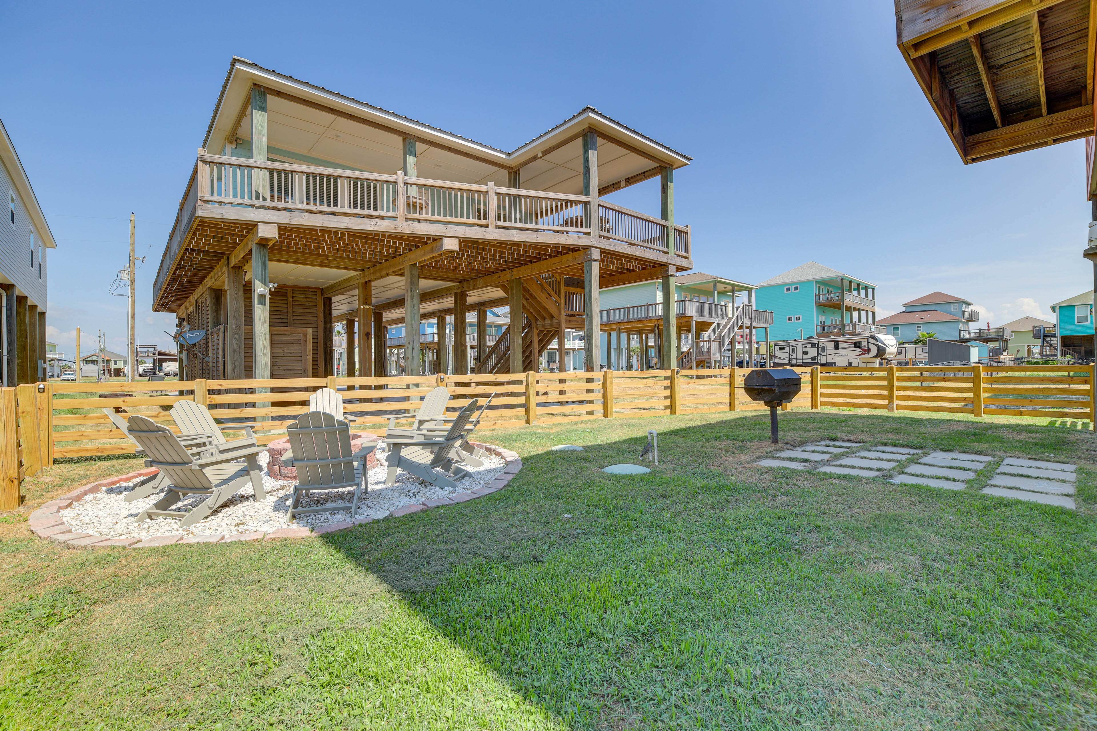 ‘Easy Breezy' Crystal Beach Getaway w/ Ocean View! Evolve
