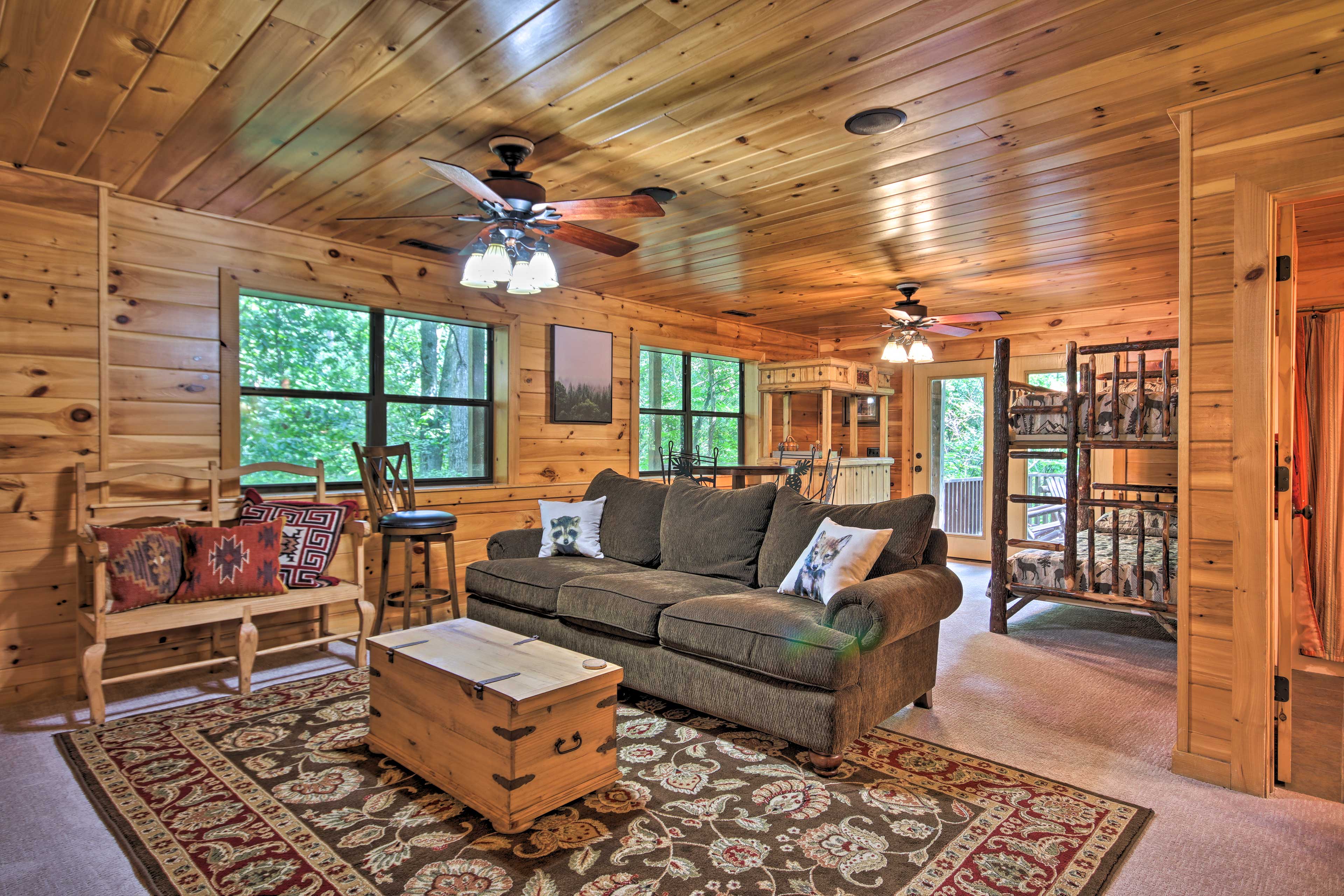 Spacious & Secluded Cabin 25 Mi to Bentonville! Sulphur Springs, AR