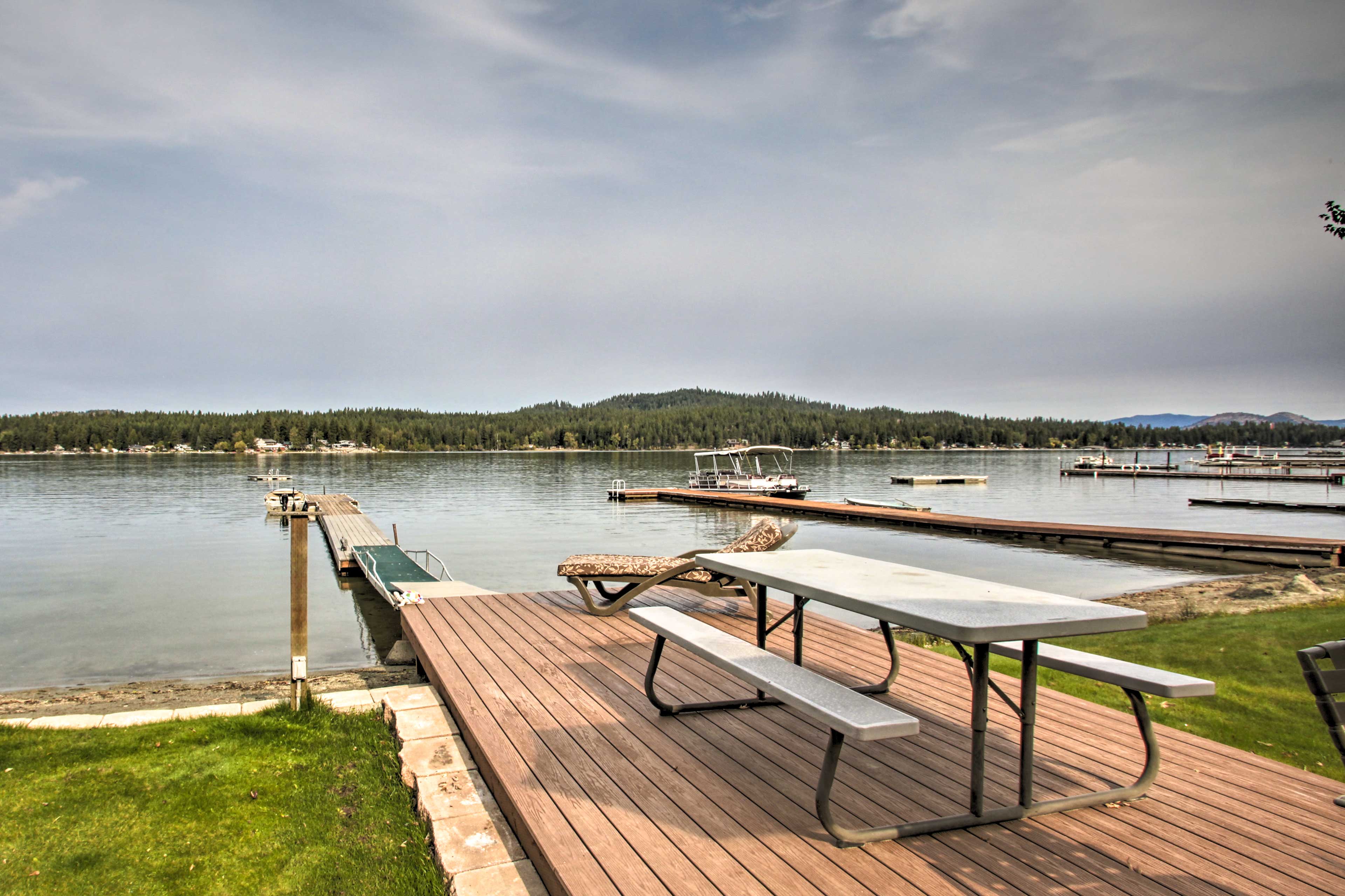 Diamond Lake Home w/ Dock Close to 2 Ski Resorts! Evolve