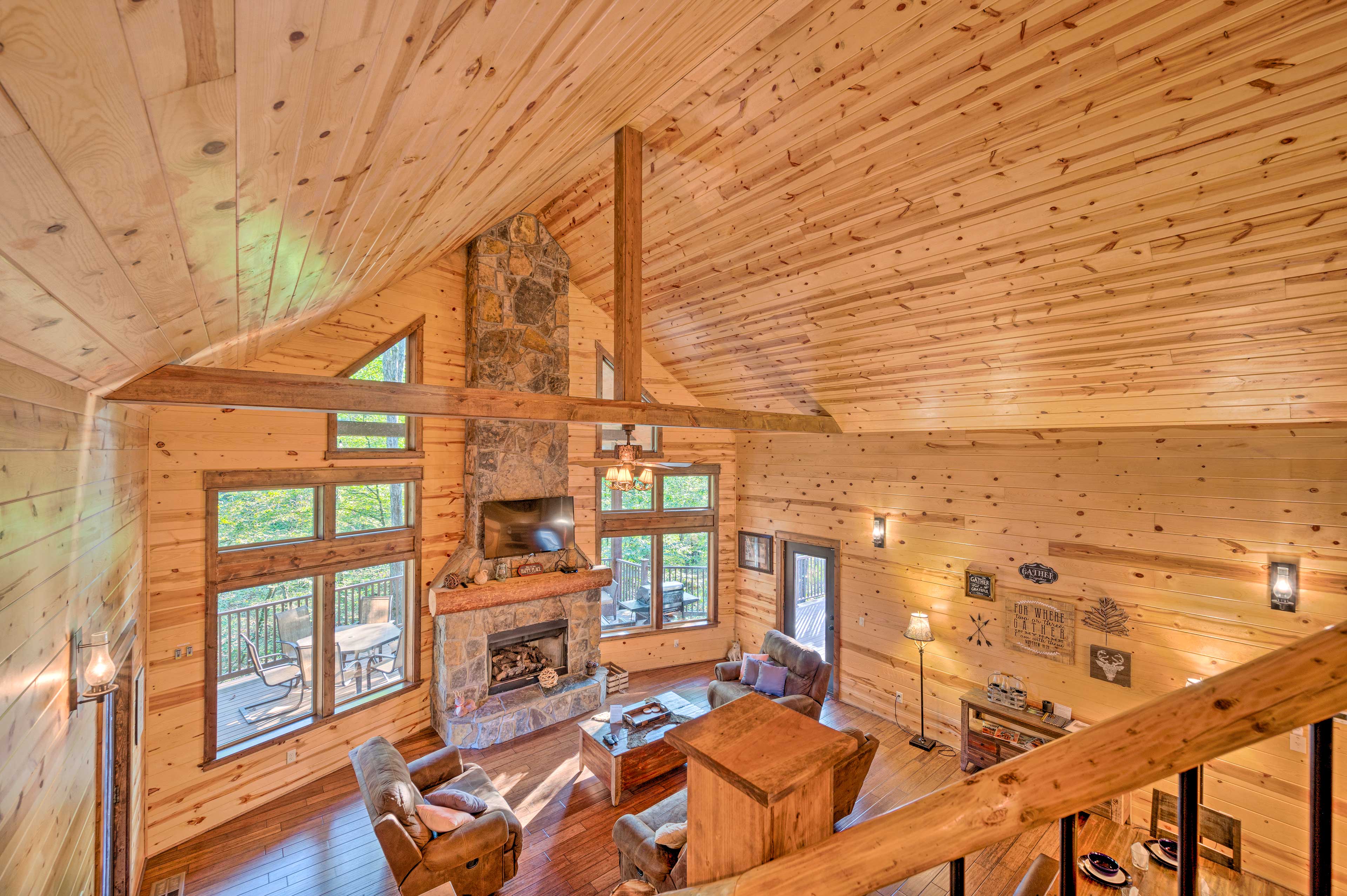 Creekside Broken Bow Cabin w/ Hot Tub & Fire Pit! Evolve