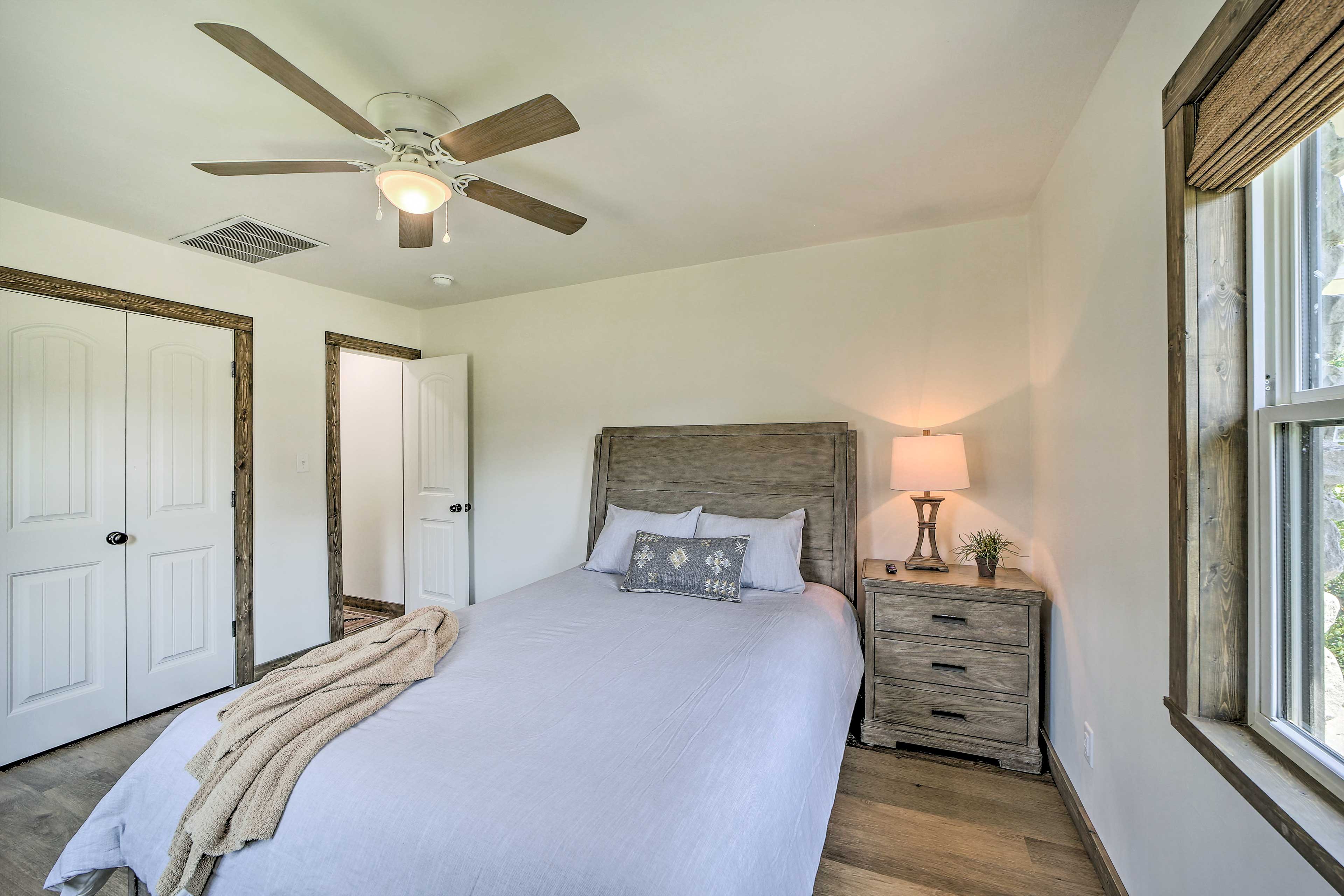 Eufaula Retreat w/ Lake Views Walk to Marina Evolve