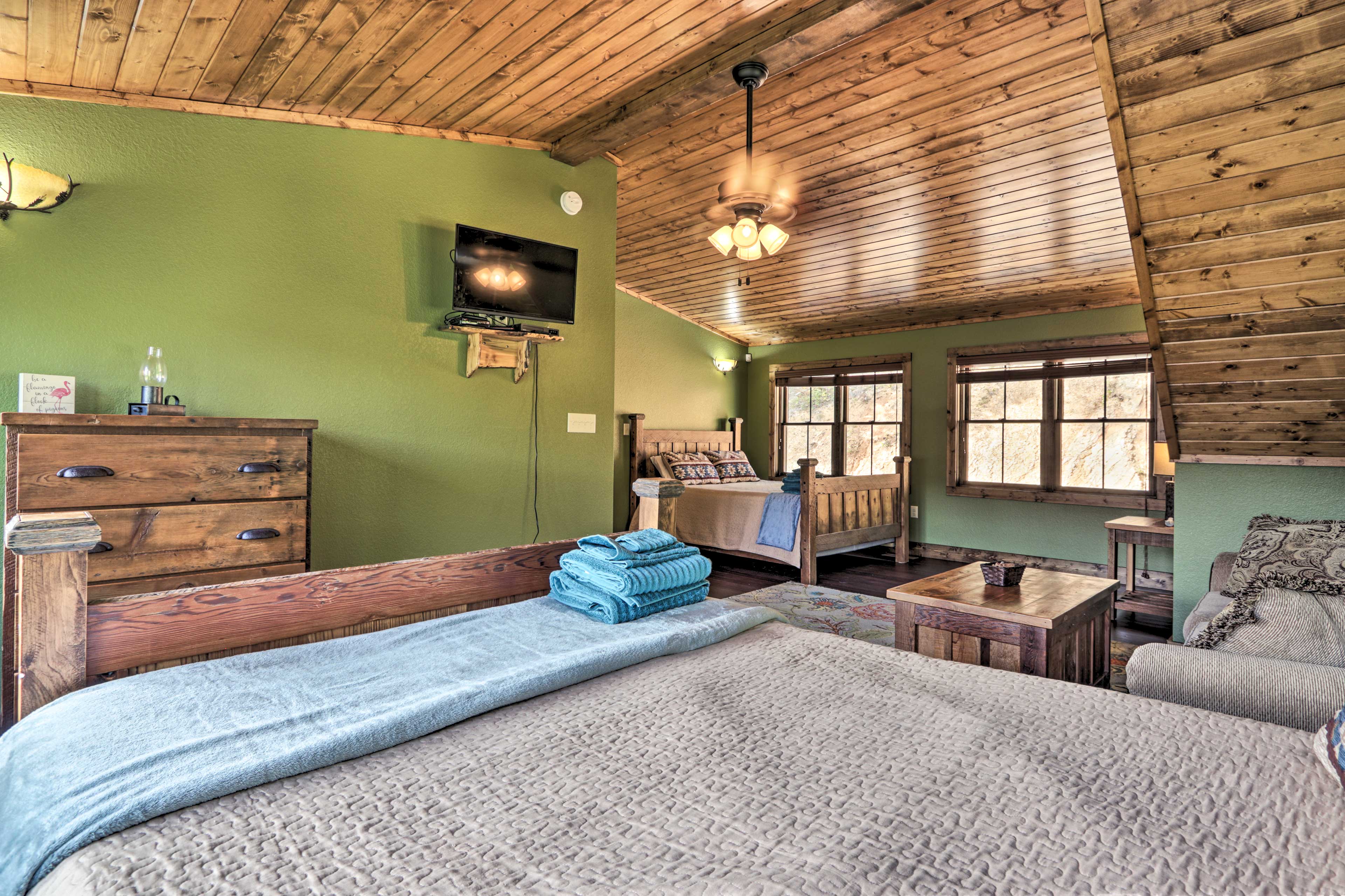 Lakefront Norris Lake Cabin w/ Decks & Dock! New Tazewell, TN Evolve