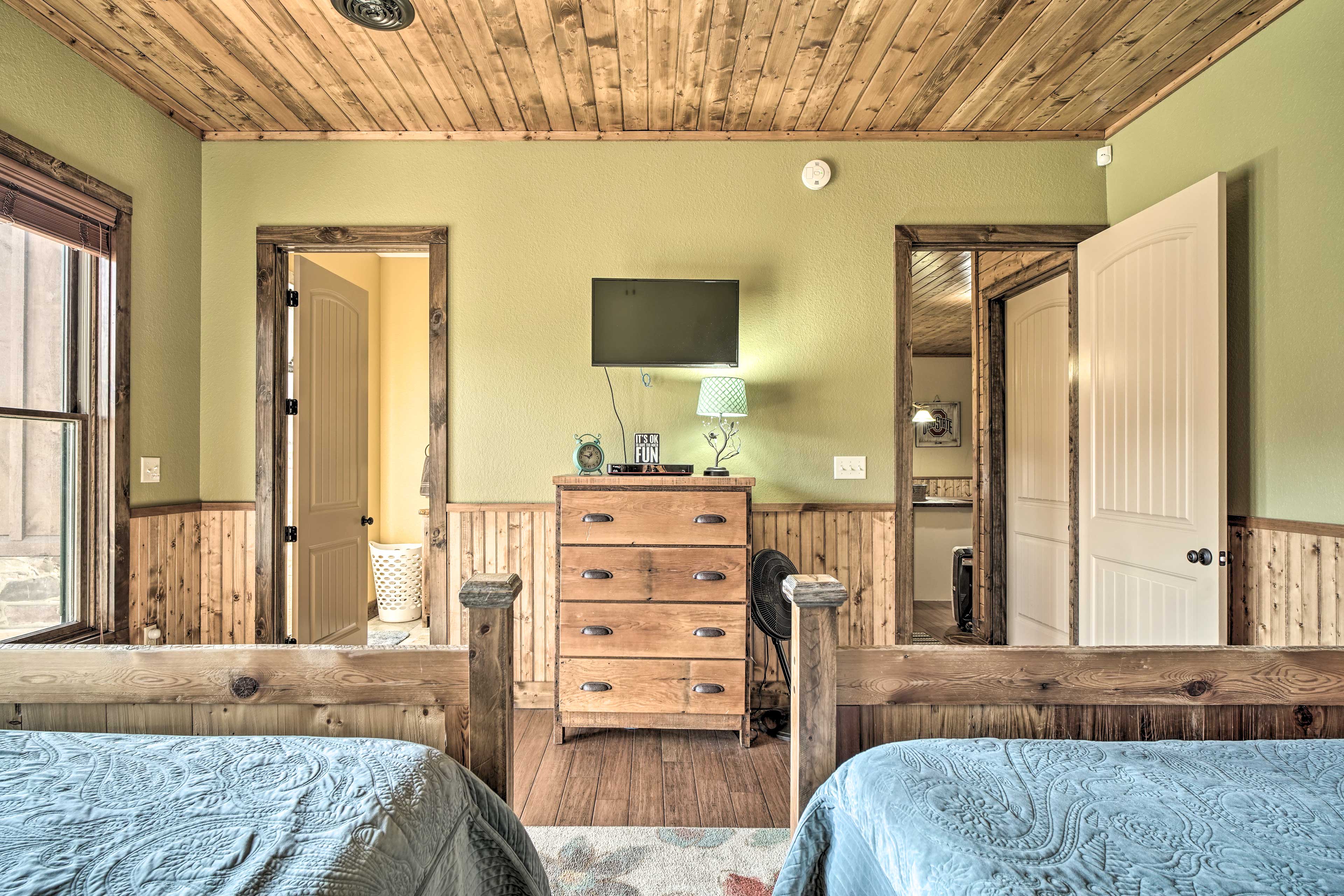 Lakefront Norris Lake Cabin w/ Decks & Dock! New Tazewell, TN Evolve