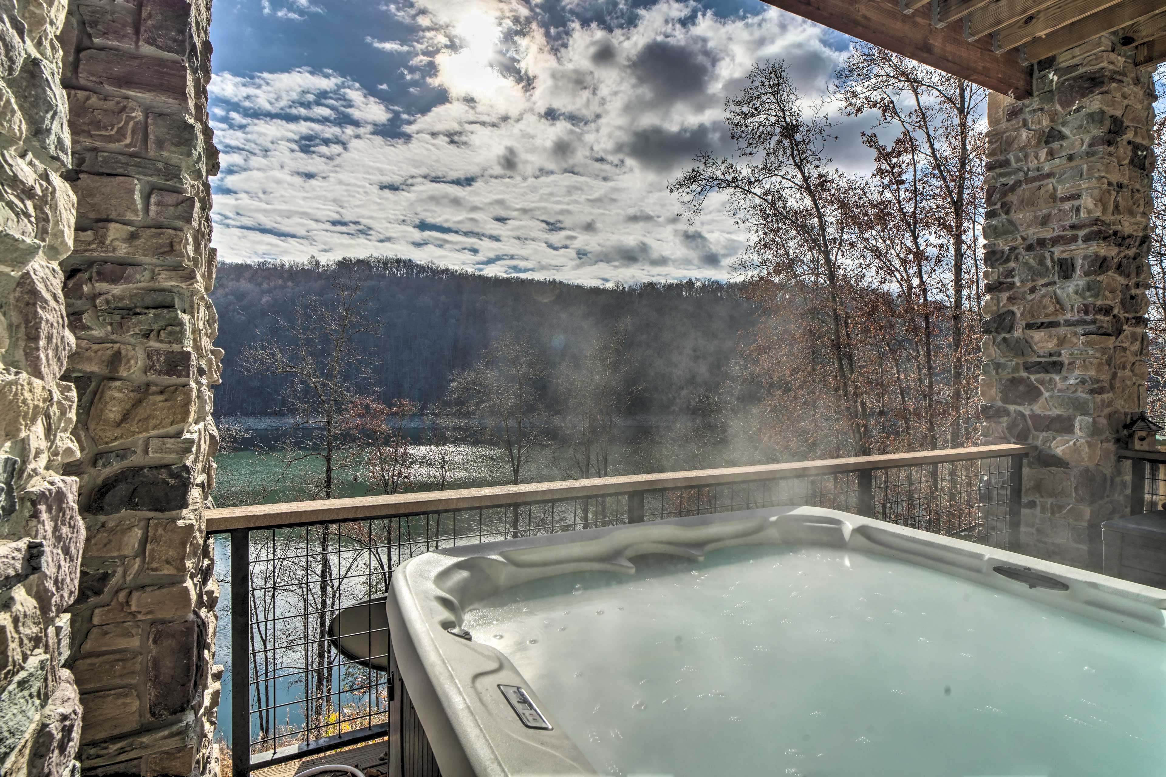 Lakefront Norris Lake Cabin w/ Decks & Dock! New Tazewell, TN Evolve