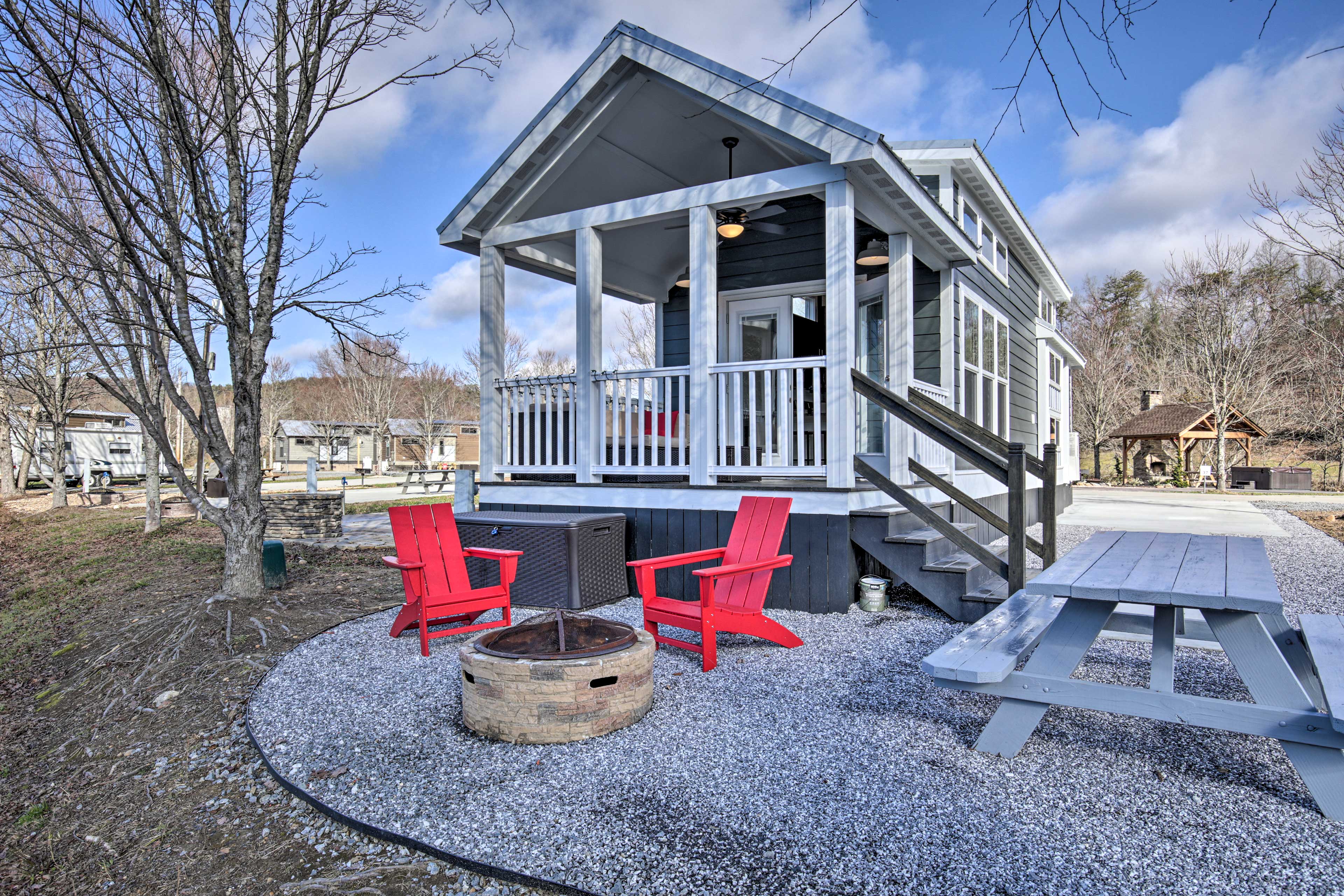 Blue Ridge Mountain Escape Waterfront Tiny House! GA Evolve