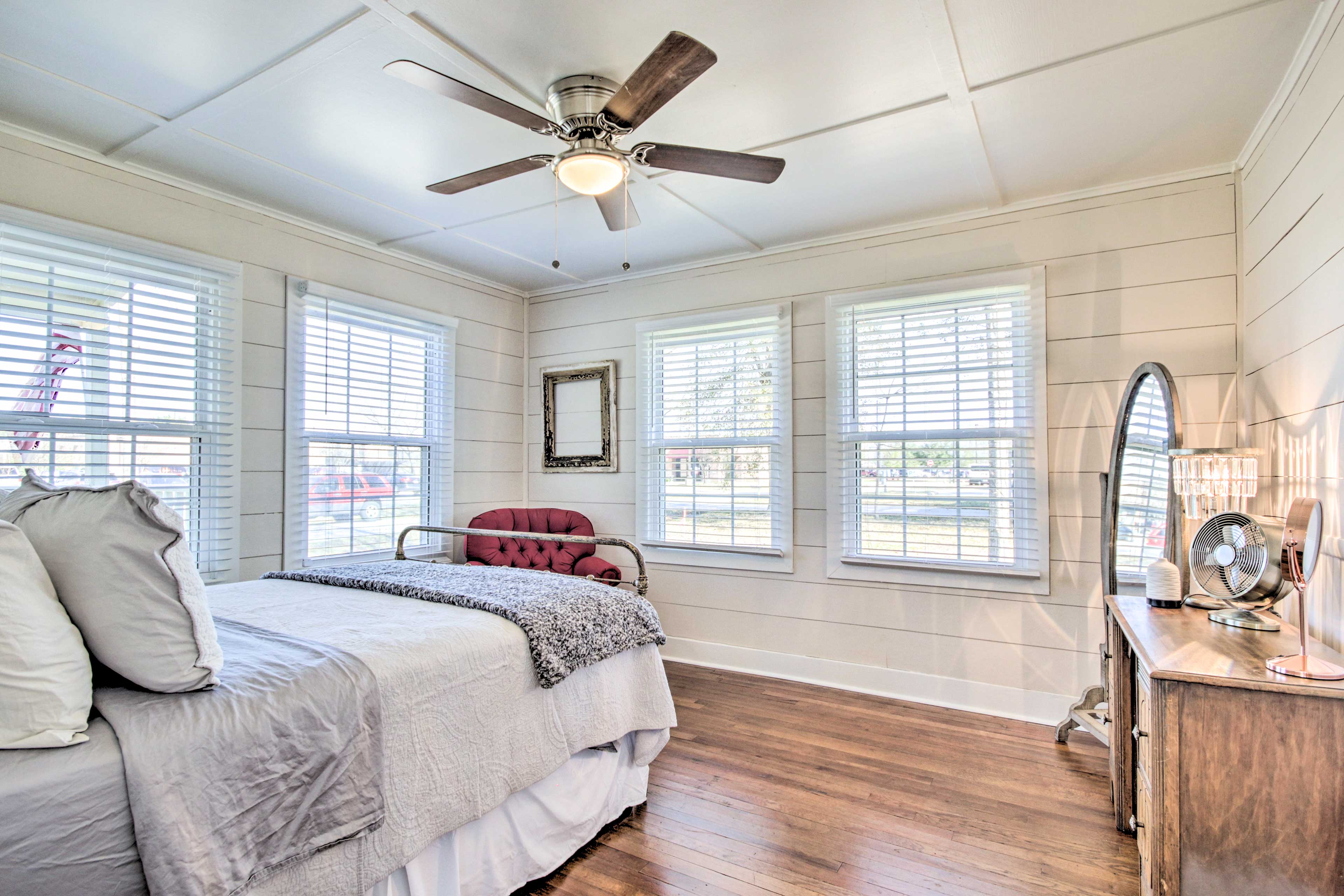 Charming Country Cottage Walk To Main Street Tomball TX Evolve