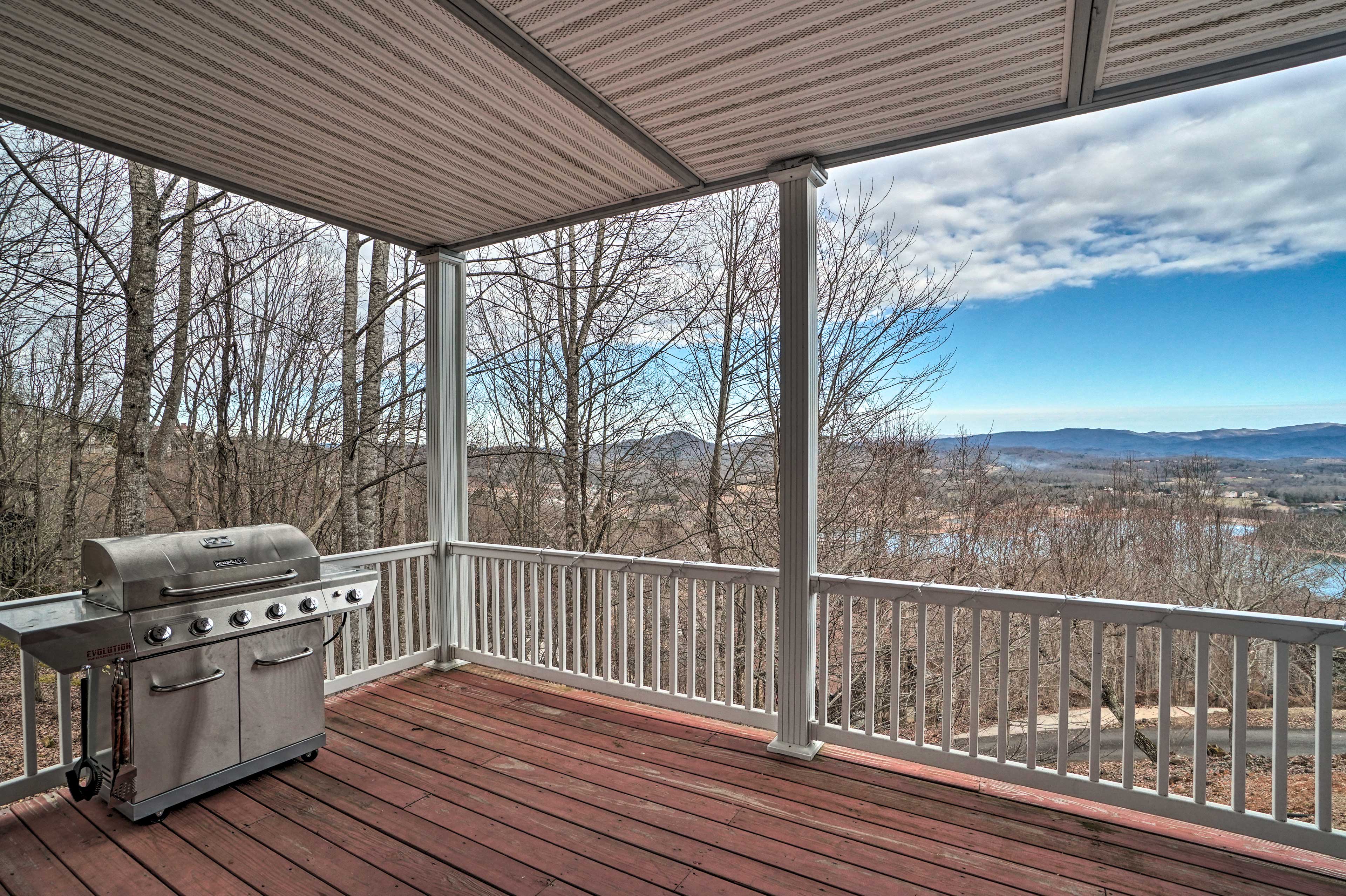 LakeView Condo with Covered Deck in Hiawassee! Evolve
