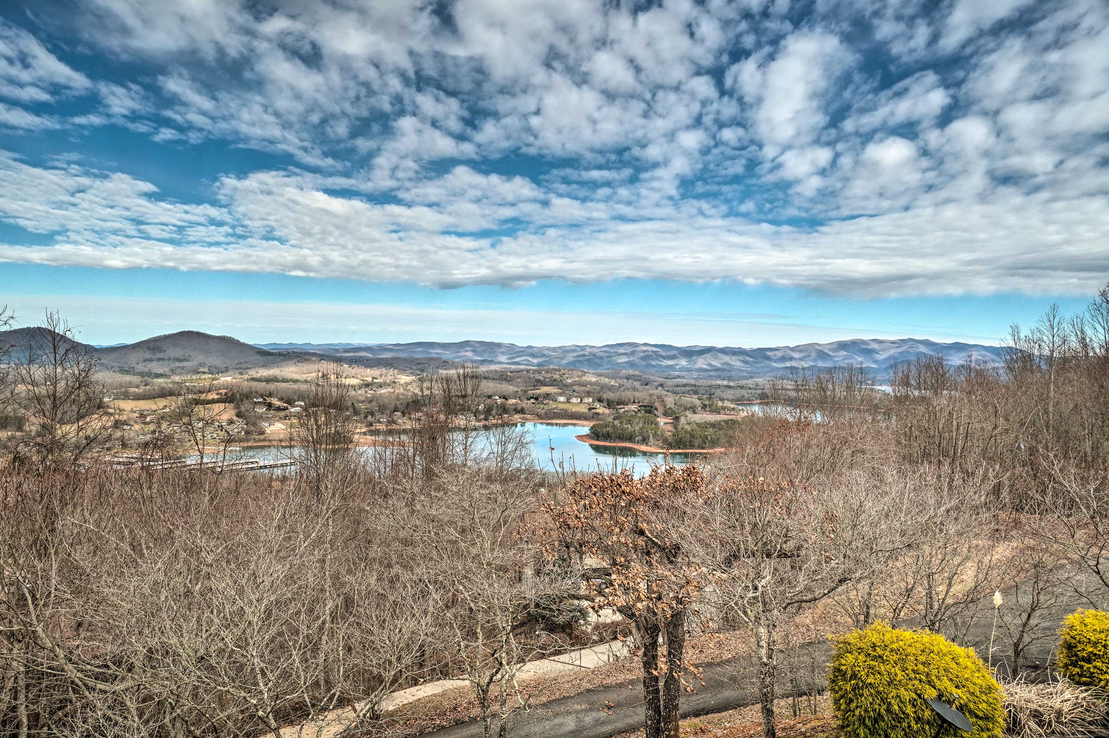 LakeView Condo with Covered Deck in Hiawassee! Evolve