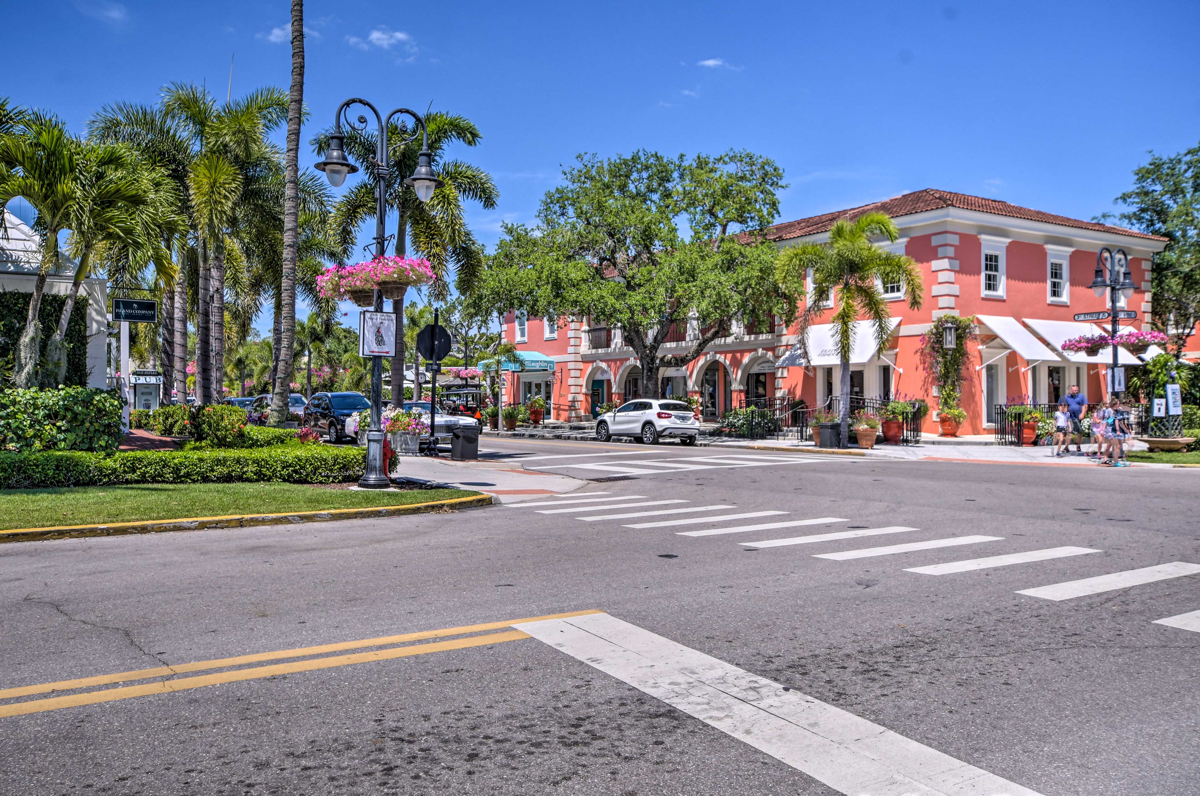 Luxe Naples Escape Walk to Beach & Downtown! Evolve