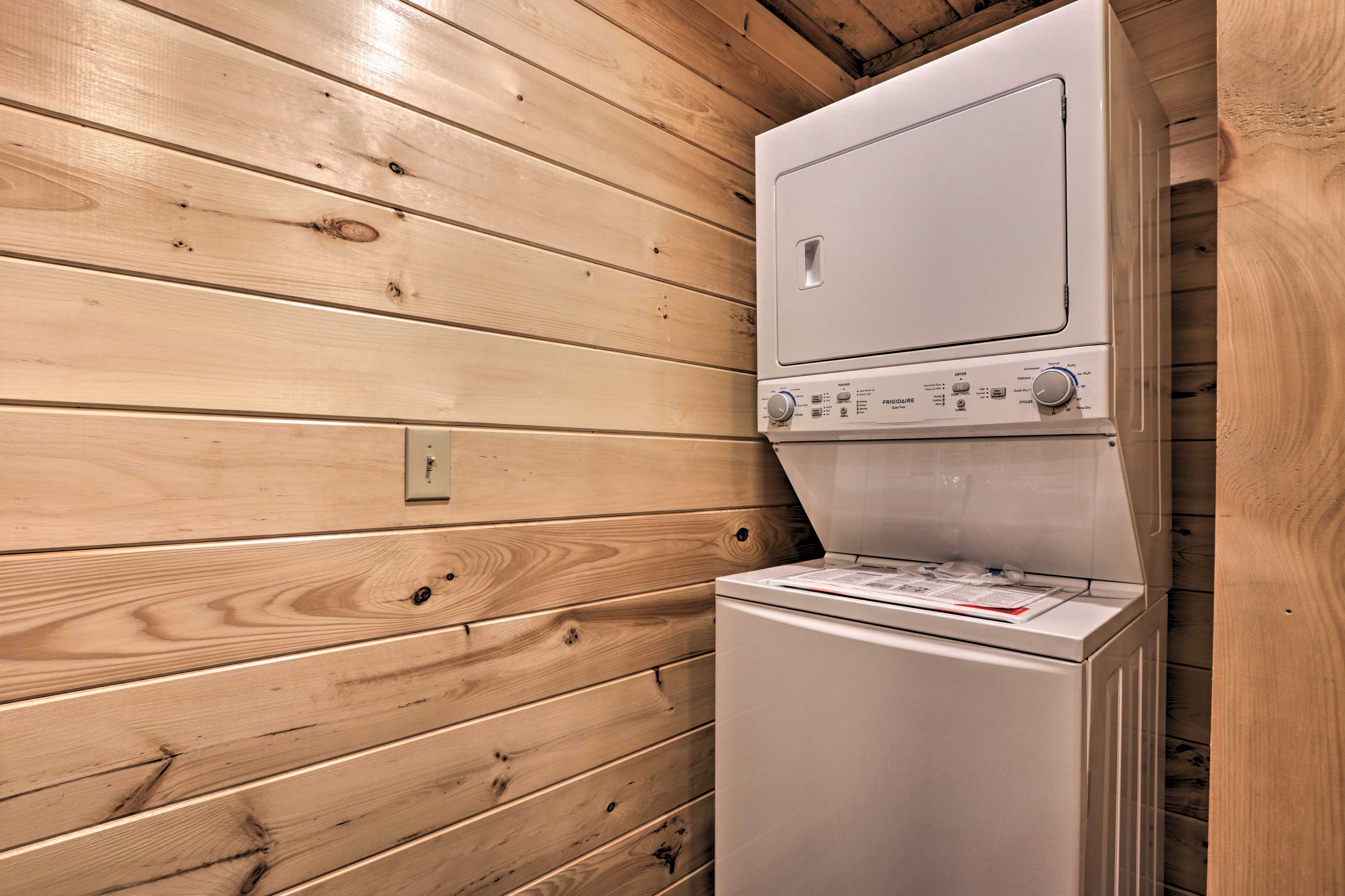 Luxe Cabin Getaway w/ Hot Tub 1 Mi to Parkway Pigeon TN Evolve