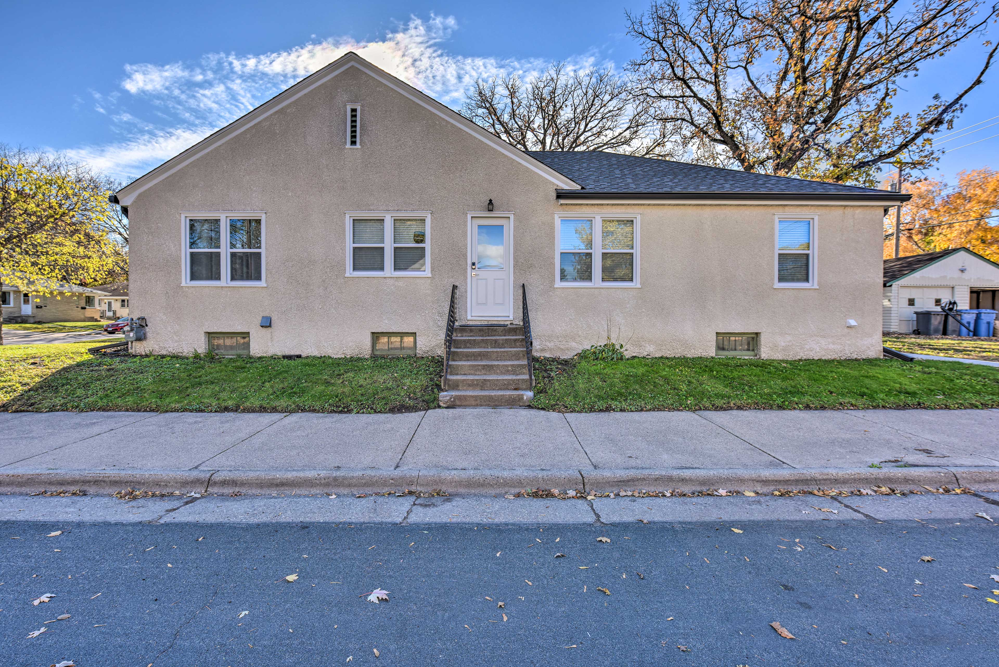 Mpls Duplex w/ WiFi & Kitchen 5 Mi to Dtwn! Minneapolis, MN Evolve