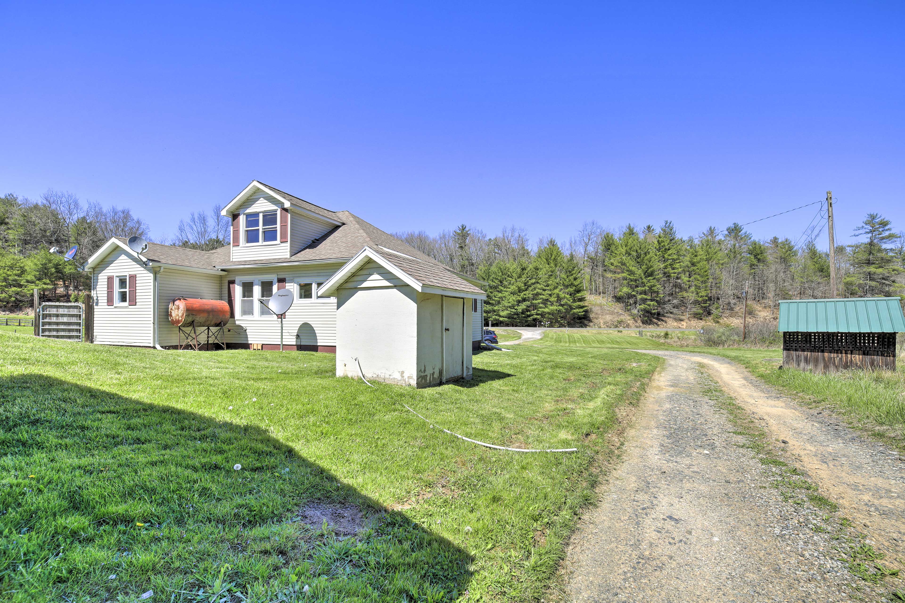 Countryside Virginia House Equestrian Friendly! Fries, VA Evolve