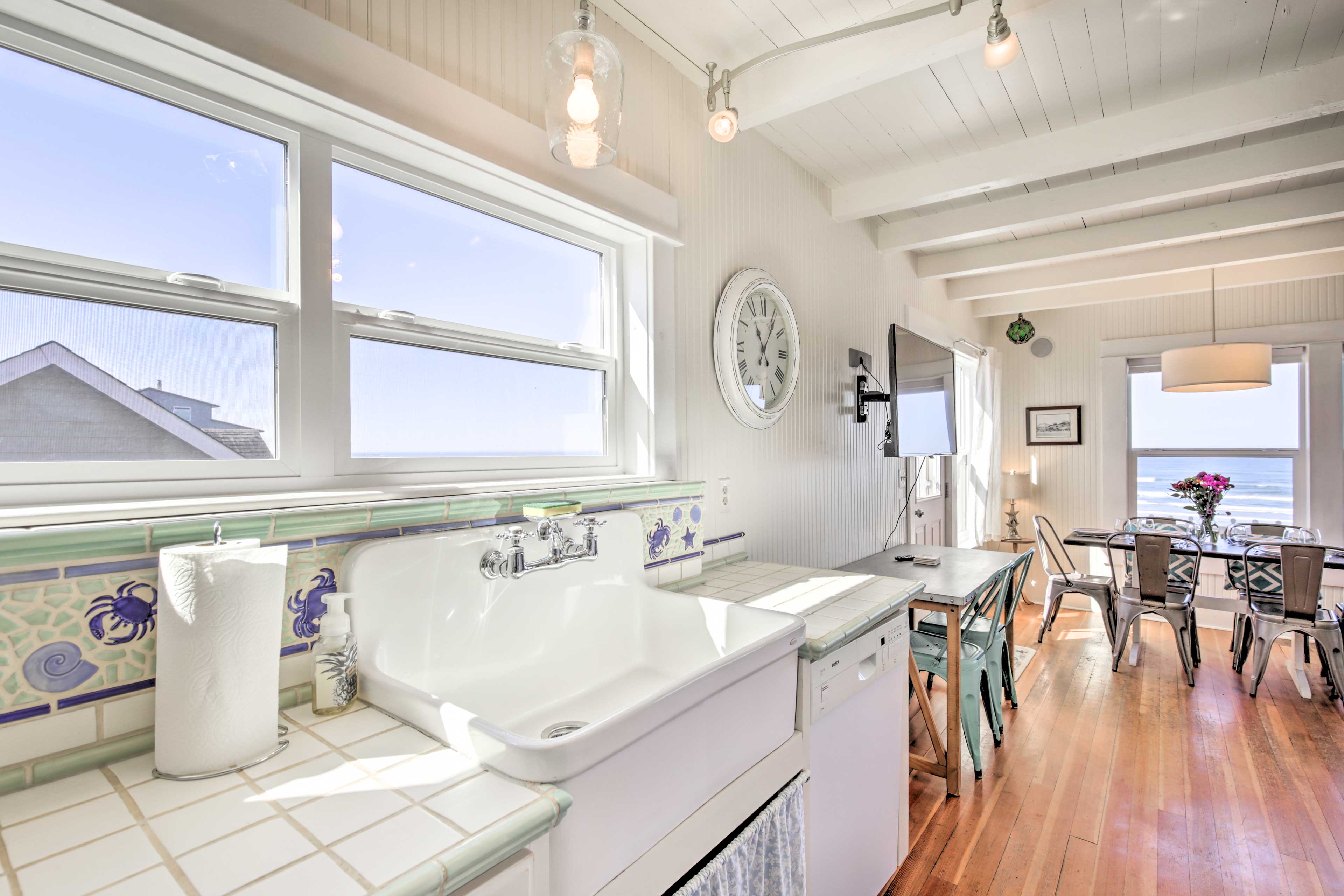 Beachfront Newport Cottage with Private Hot Tub! Evolve