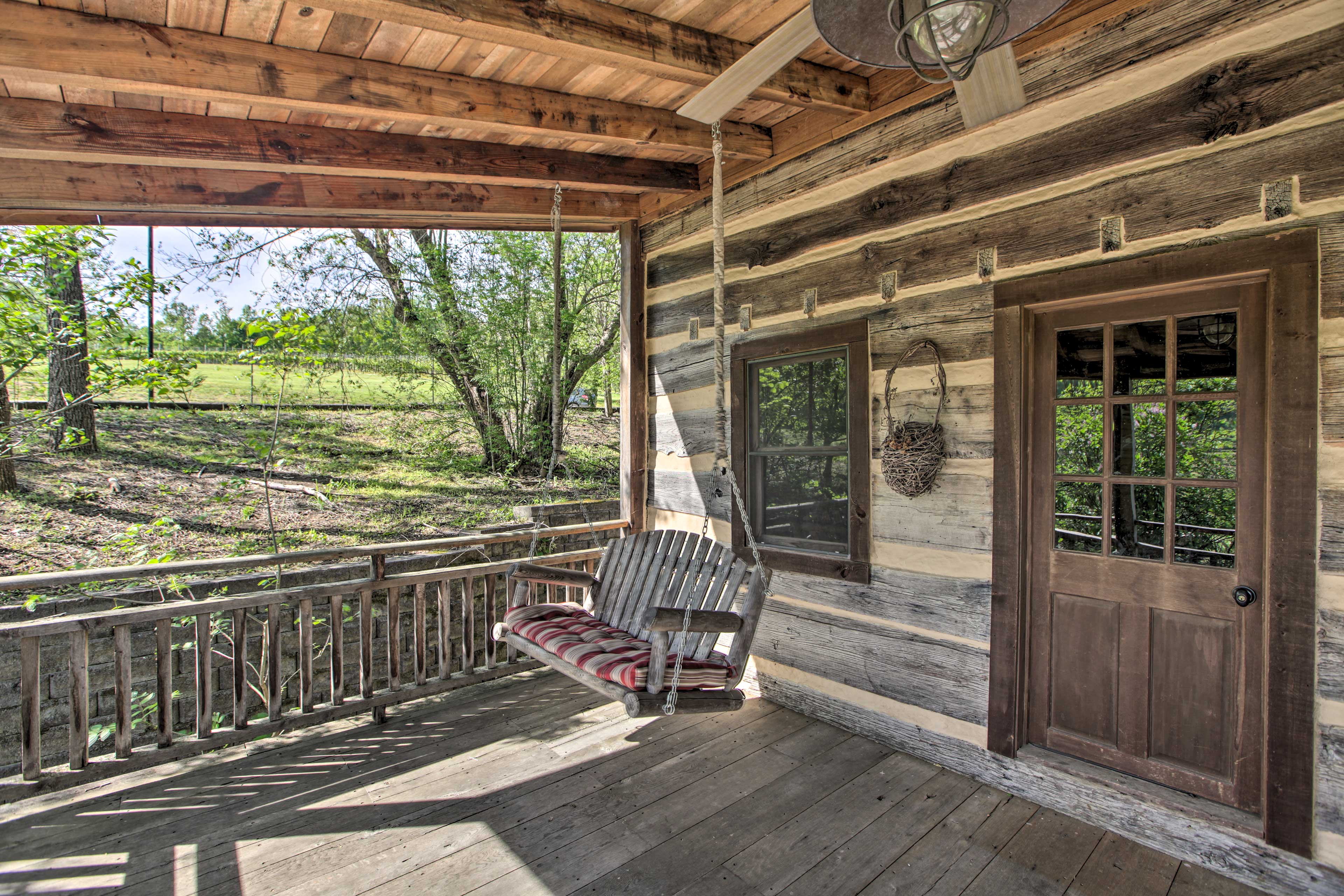 Romantic Log Cabin Escape on Delfosse Winery! Faber, VA Evolve