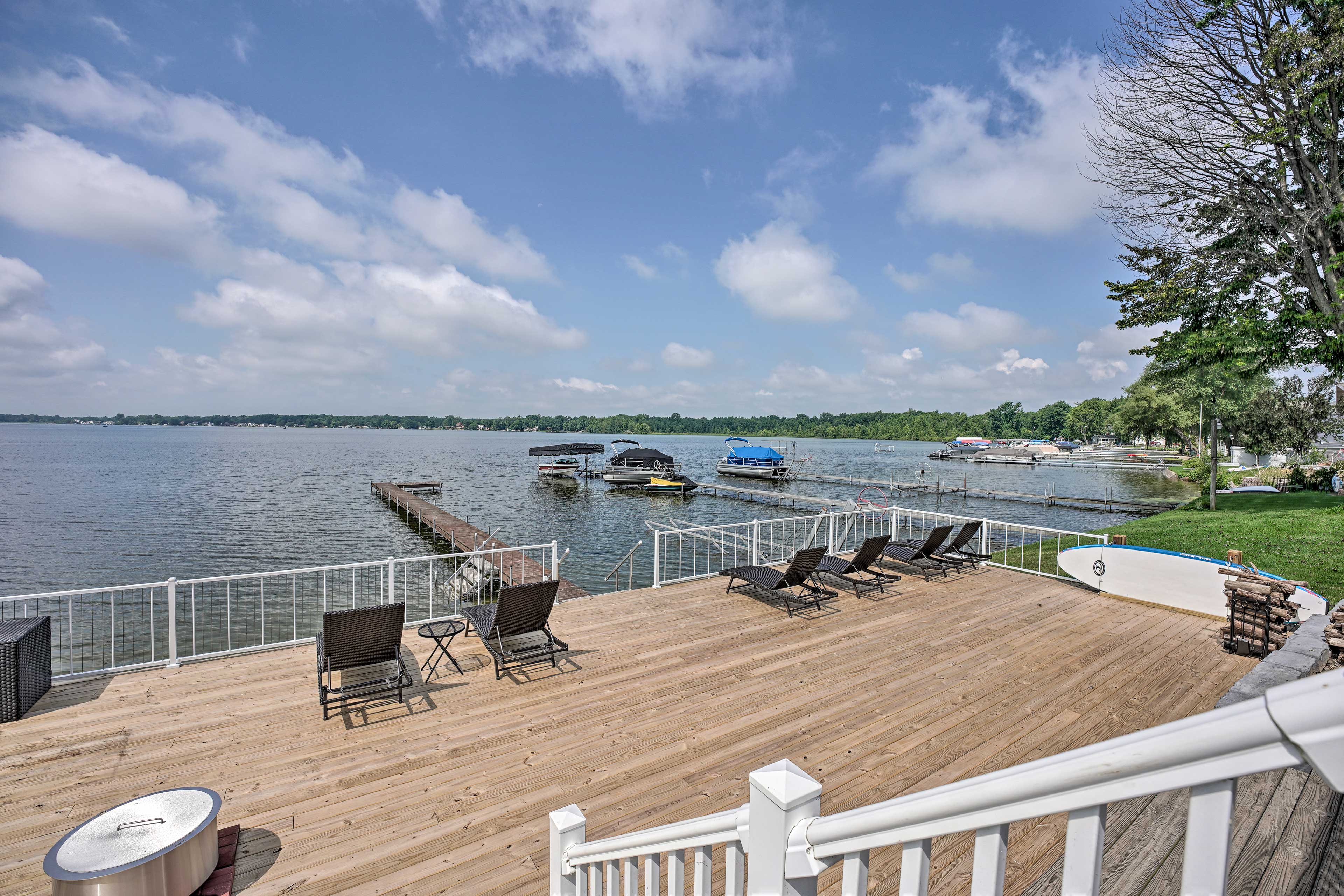 Waterfront Home w/ Spacious Deck on Duck Lake! Springport, MI Evolve