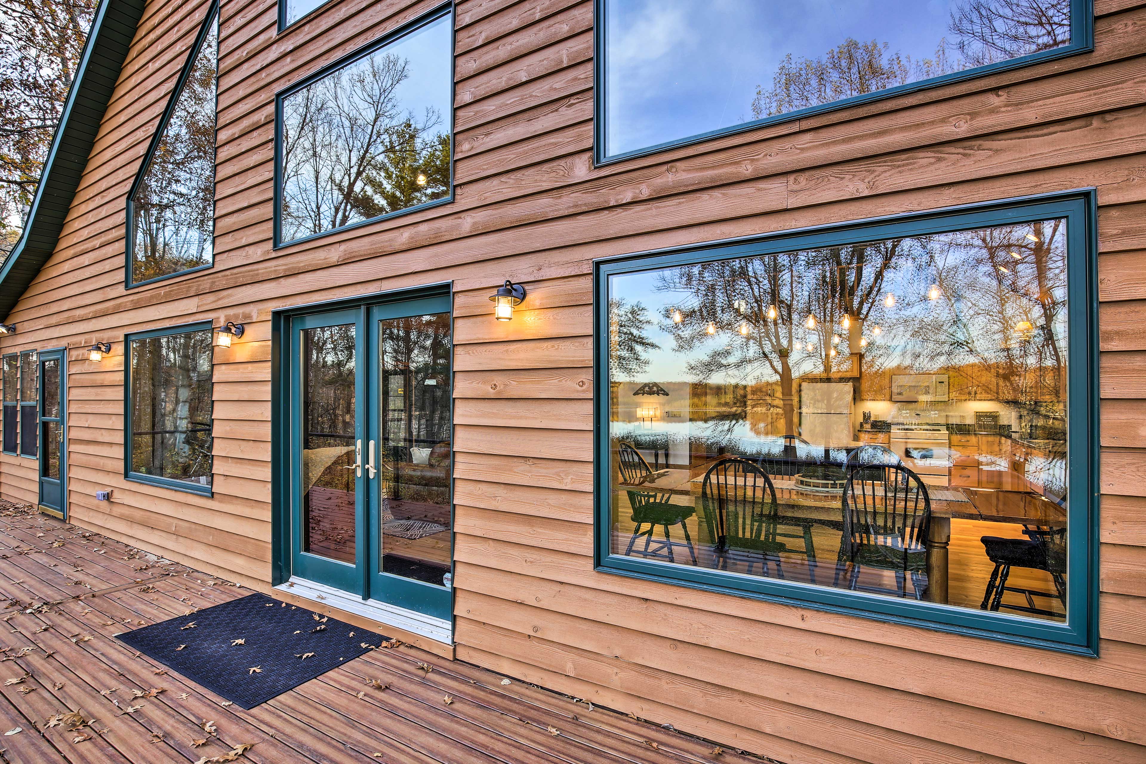 Lakeside Sarona Home Private Dock & Fire Pit! Evolve