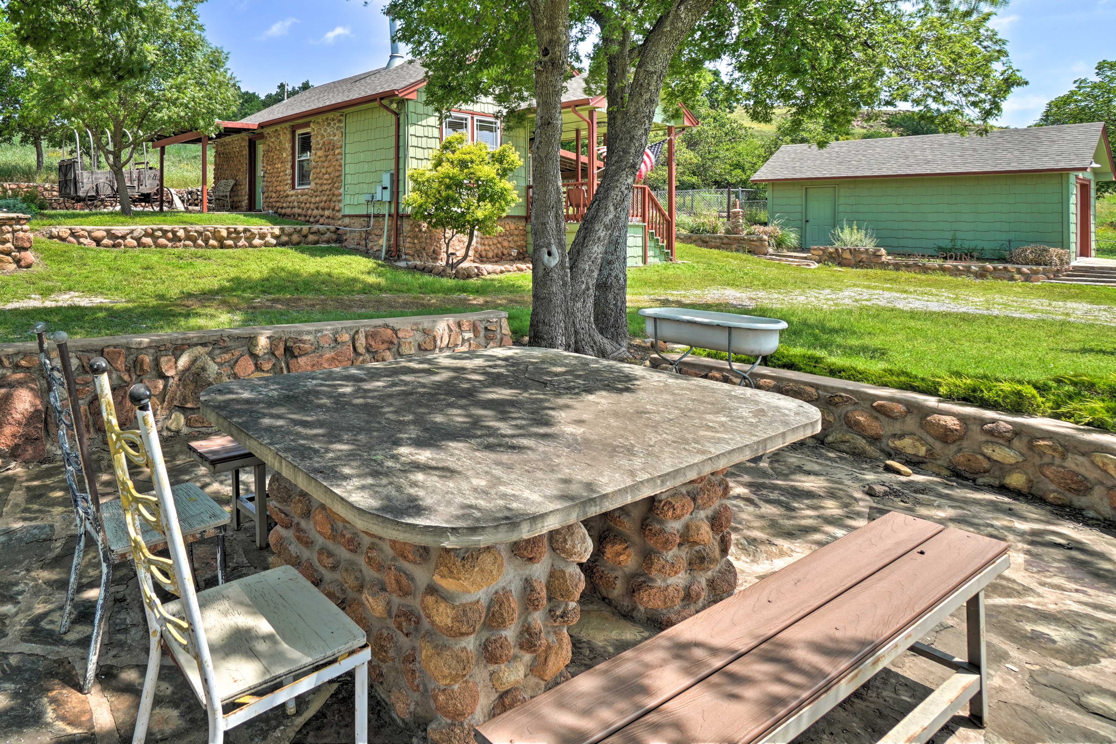 Enchanting Hilltop Cottage in Medicine Park! Evolve