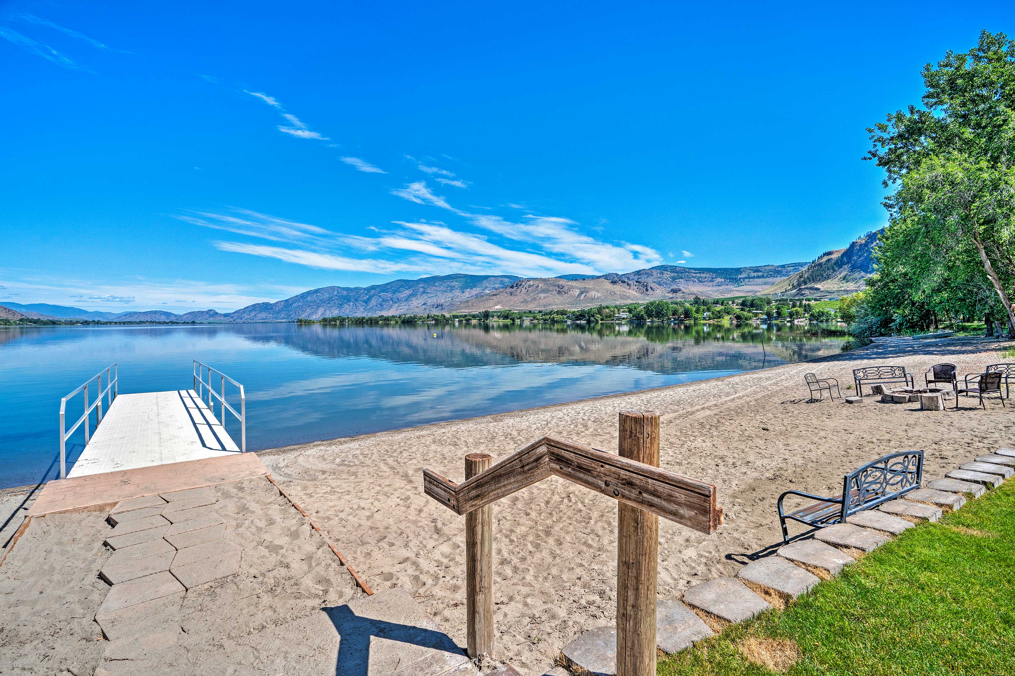 Lakefront Resort Townhome with Gas Grill & Kayaks! Oroville, WA Evolve