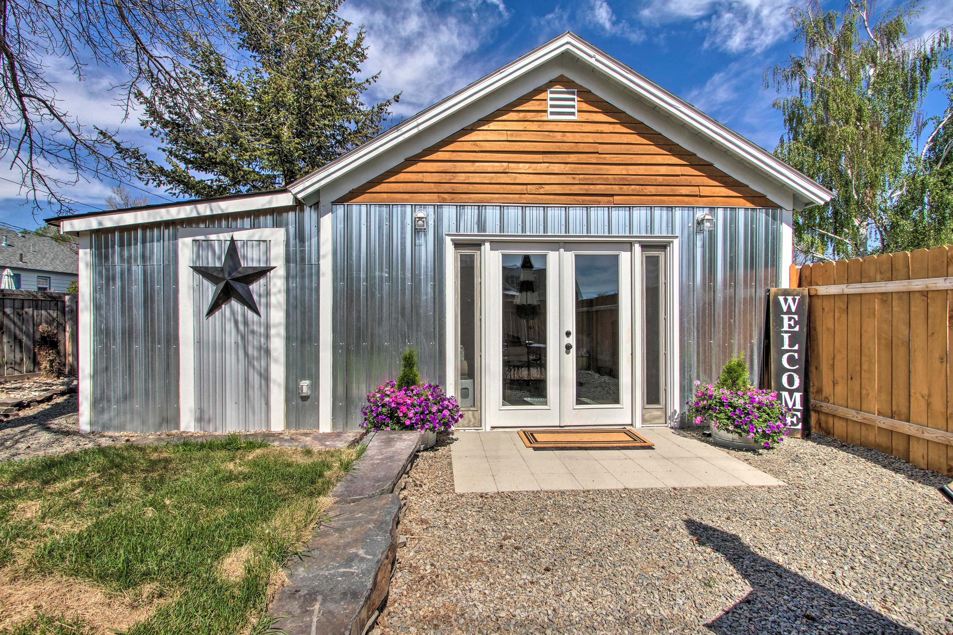 Sweet Helena Cottage Dog Friendly Walkable Evolve