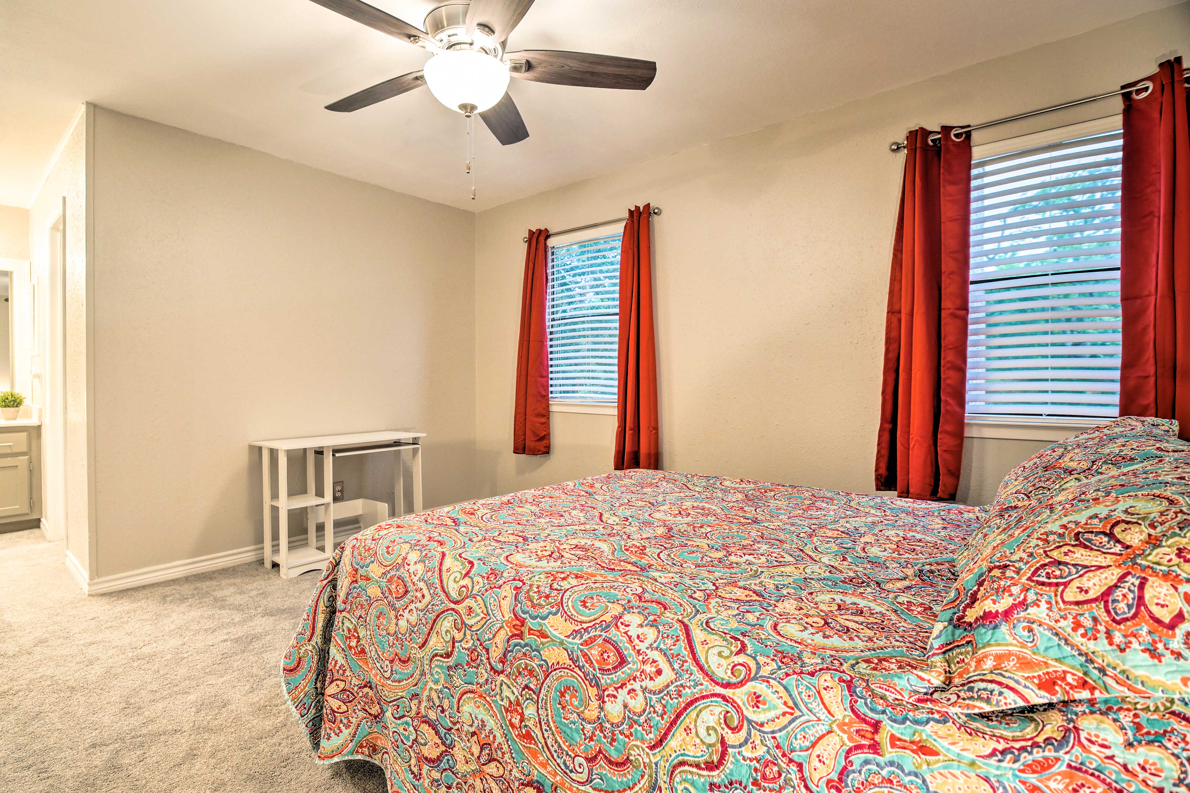 NEW! Charming Condo w/ Pool 2 Mi to Texas A & M! Evolve