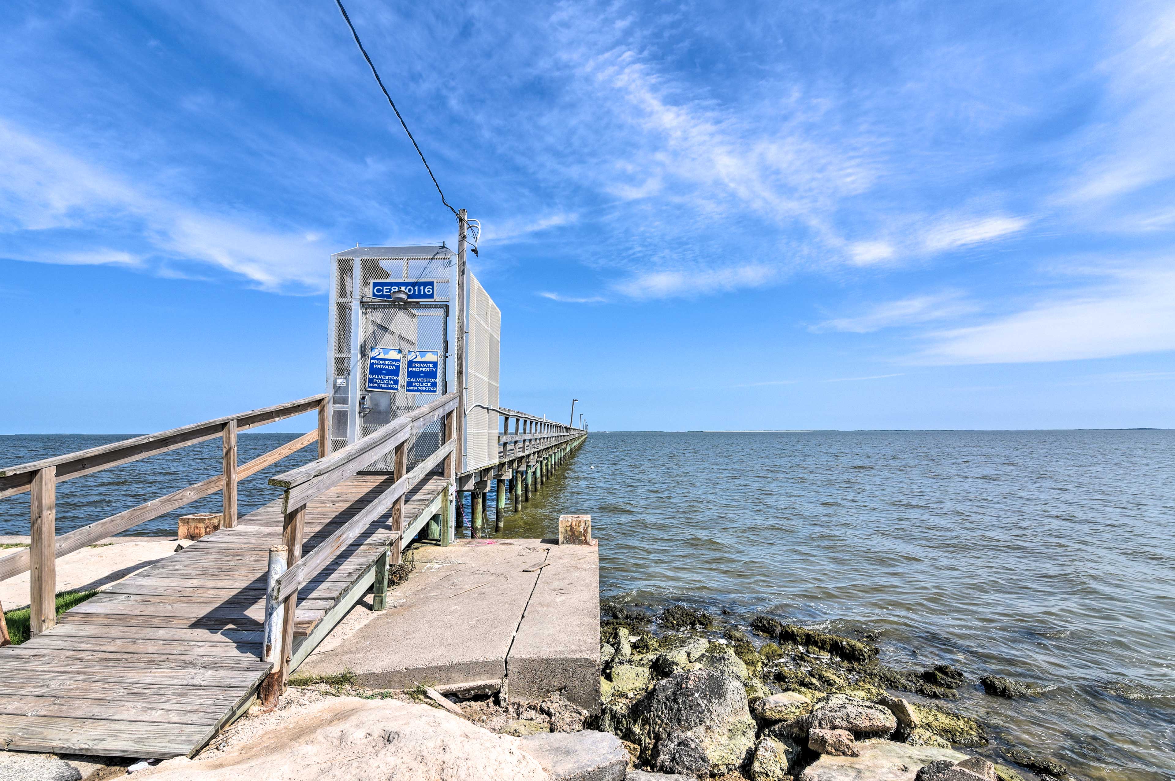 Bright Galveston Home Walk to Sea Isle Beach! Evolve