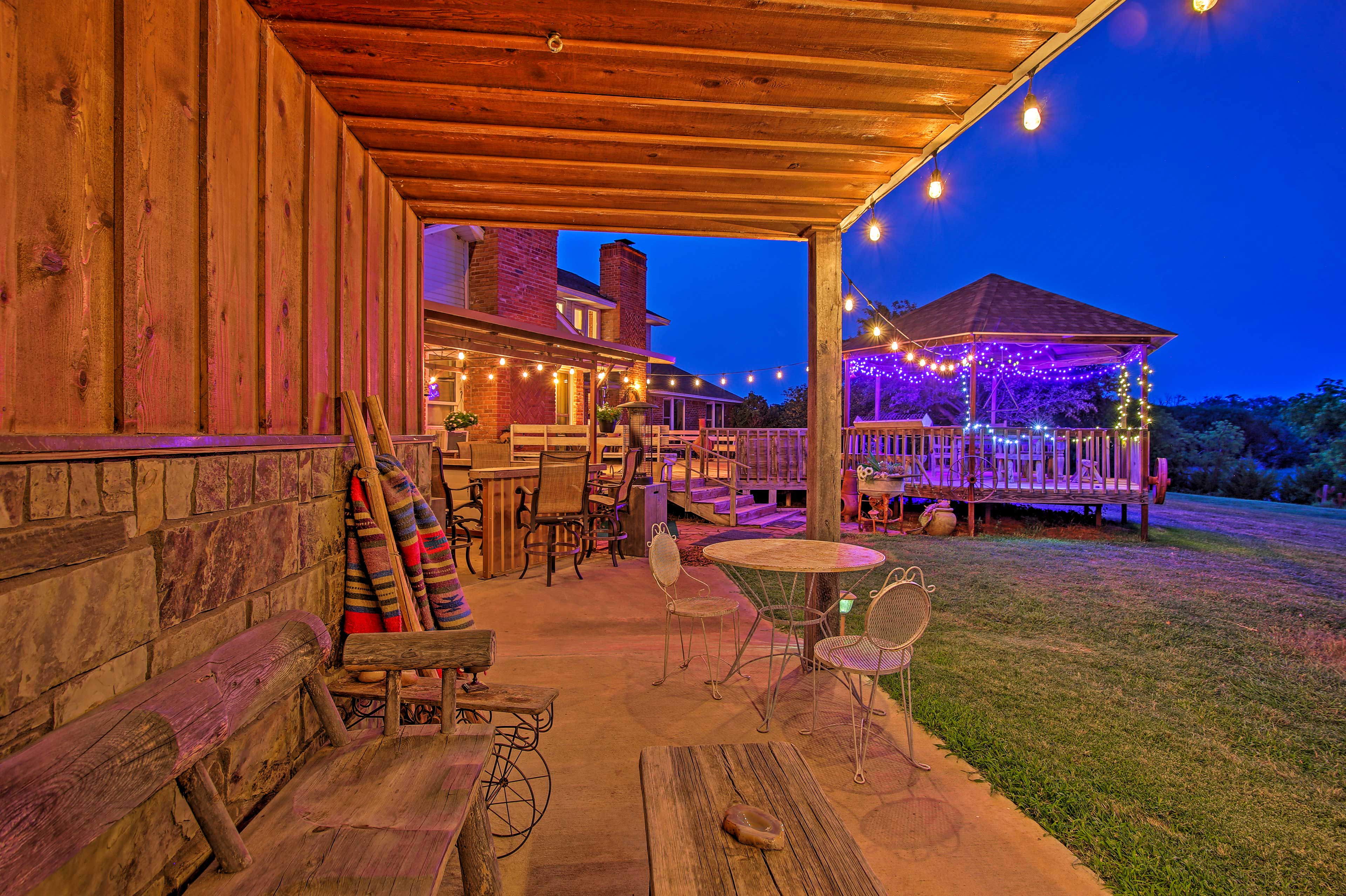 Red Bluff Inn & Retreat w/ Entire Ranch on Lake! Leedey, OK Evolve