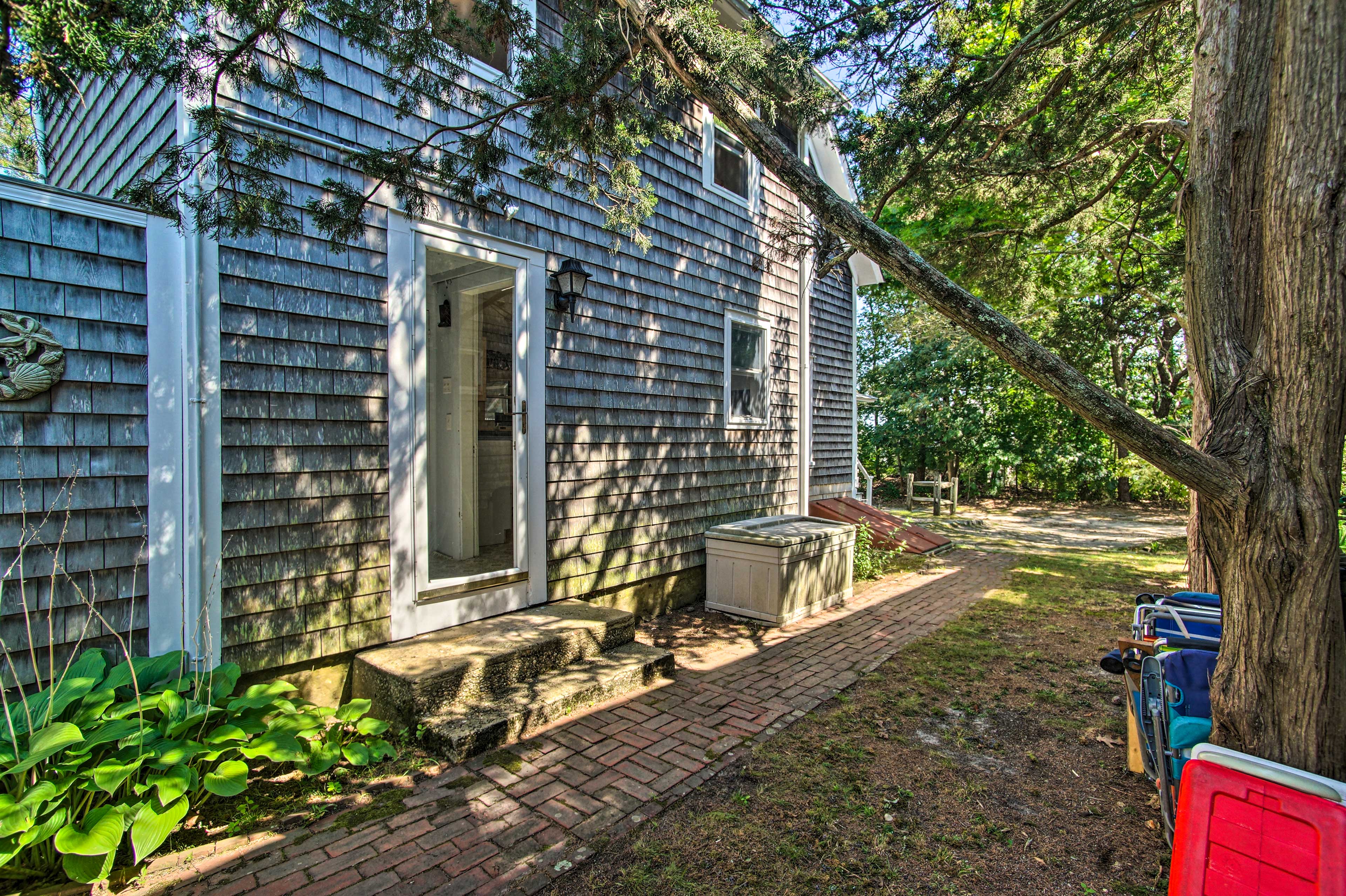 Charming MV Cottage Walk to Dtwn Oak Bluffs! Evolve