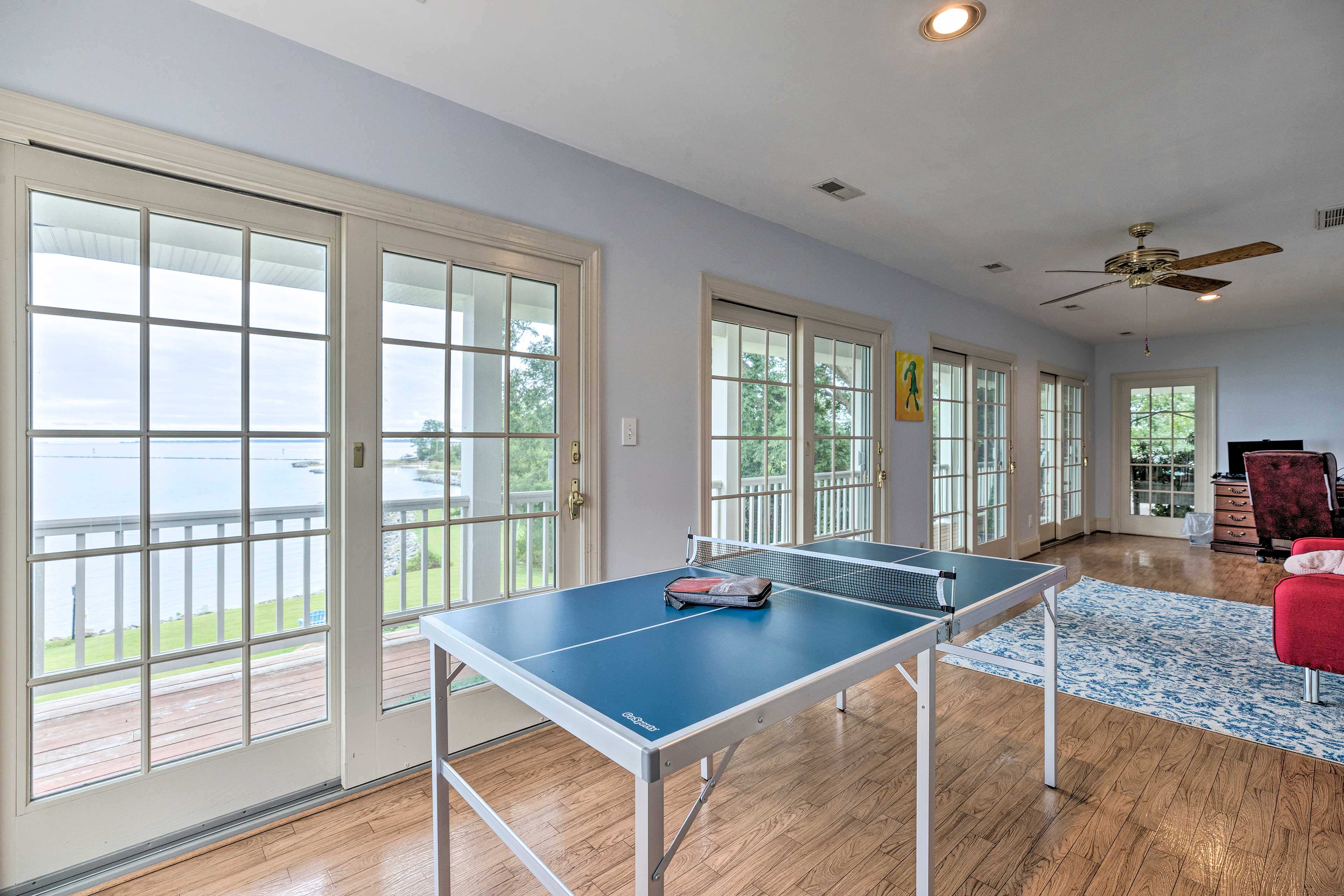 Beachfront Urbanna Home w/ Gas Grill & Deck! Evolve