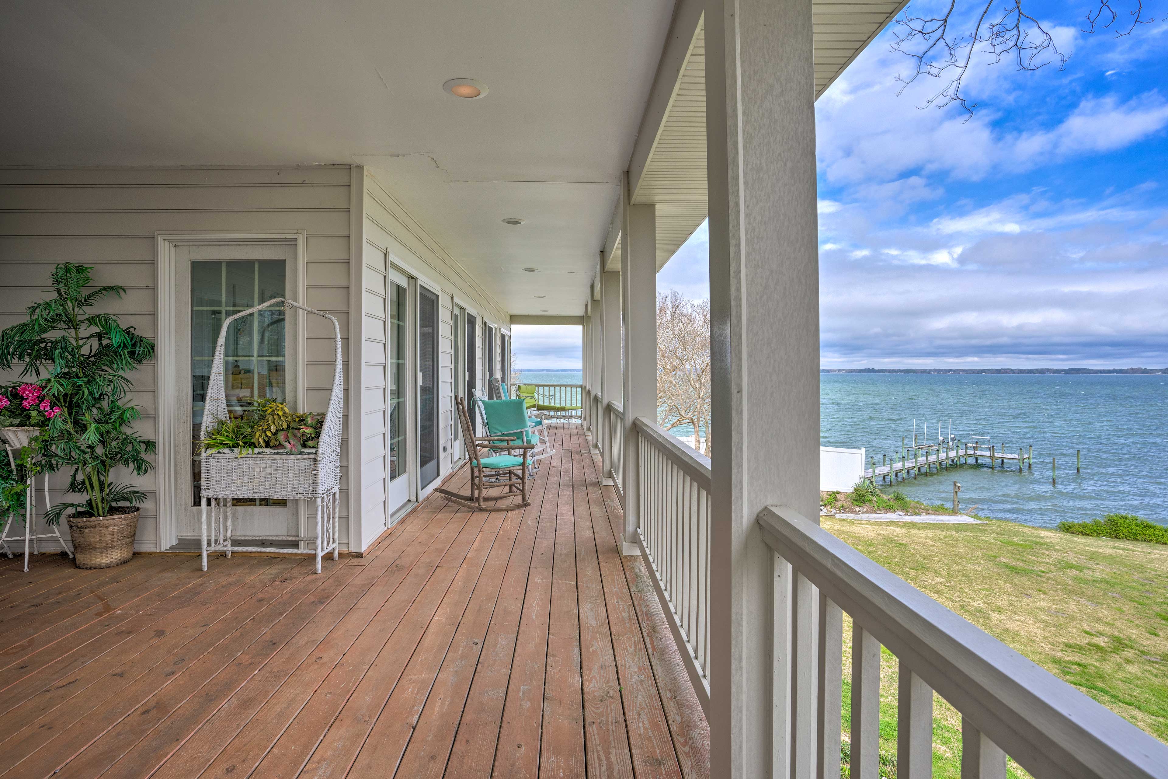 Beachfront Urbanna Home w/ Gas Grill & Deck! Evolve
