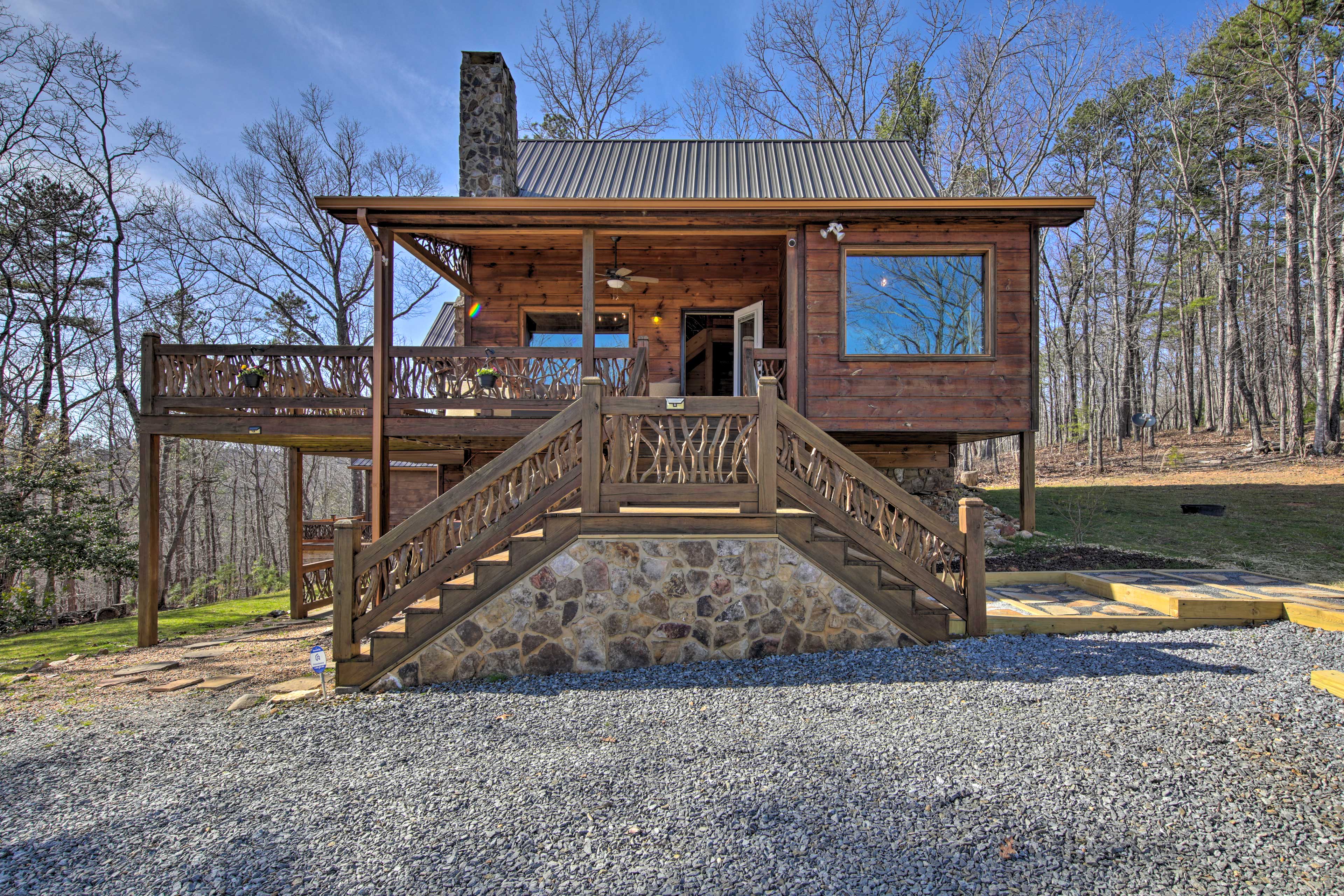 Stunning Escape w/ Loft, Hot Tub + Mtn Views! GA Evolve