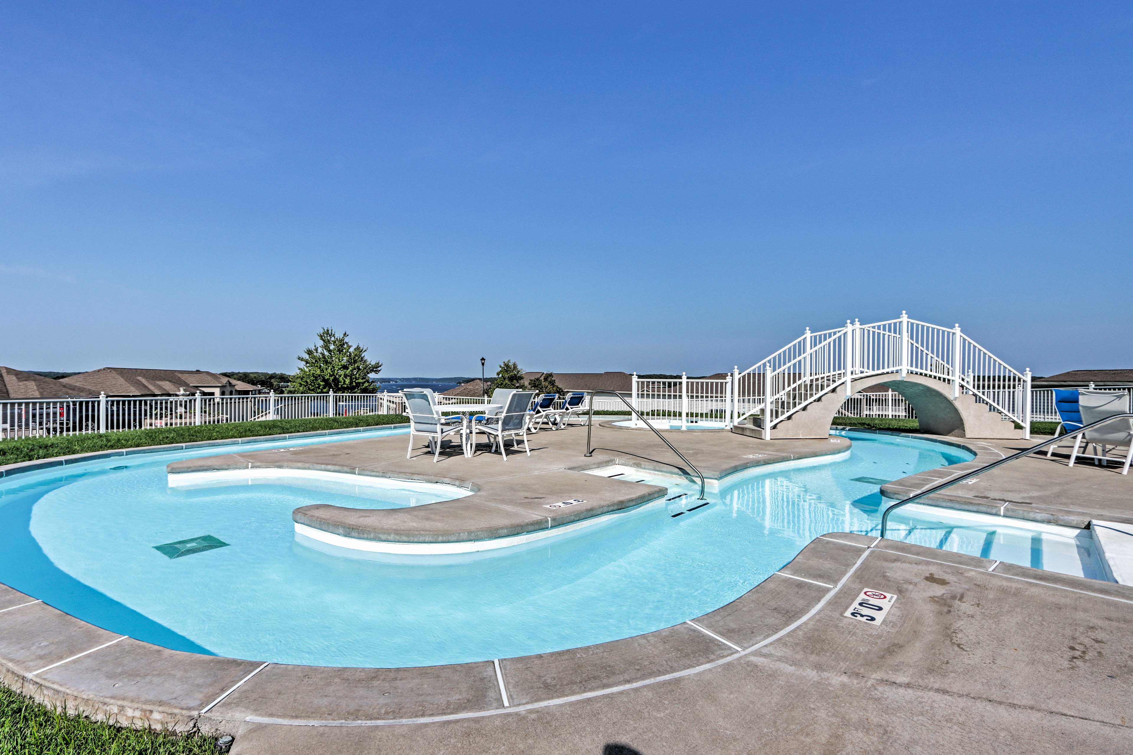 Lands End Condo w/ Resort Amenities & Porch! Osage Beach, MO Evolve
