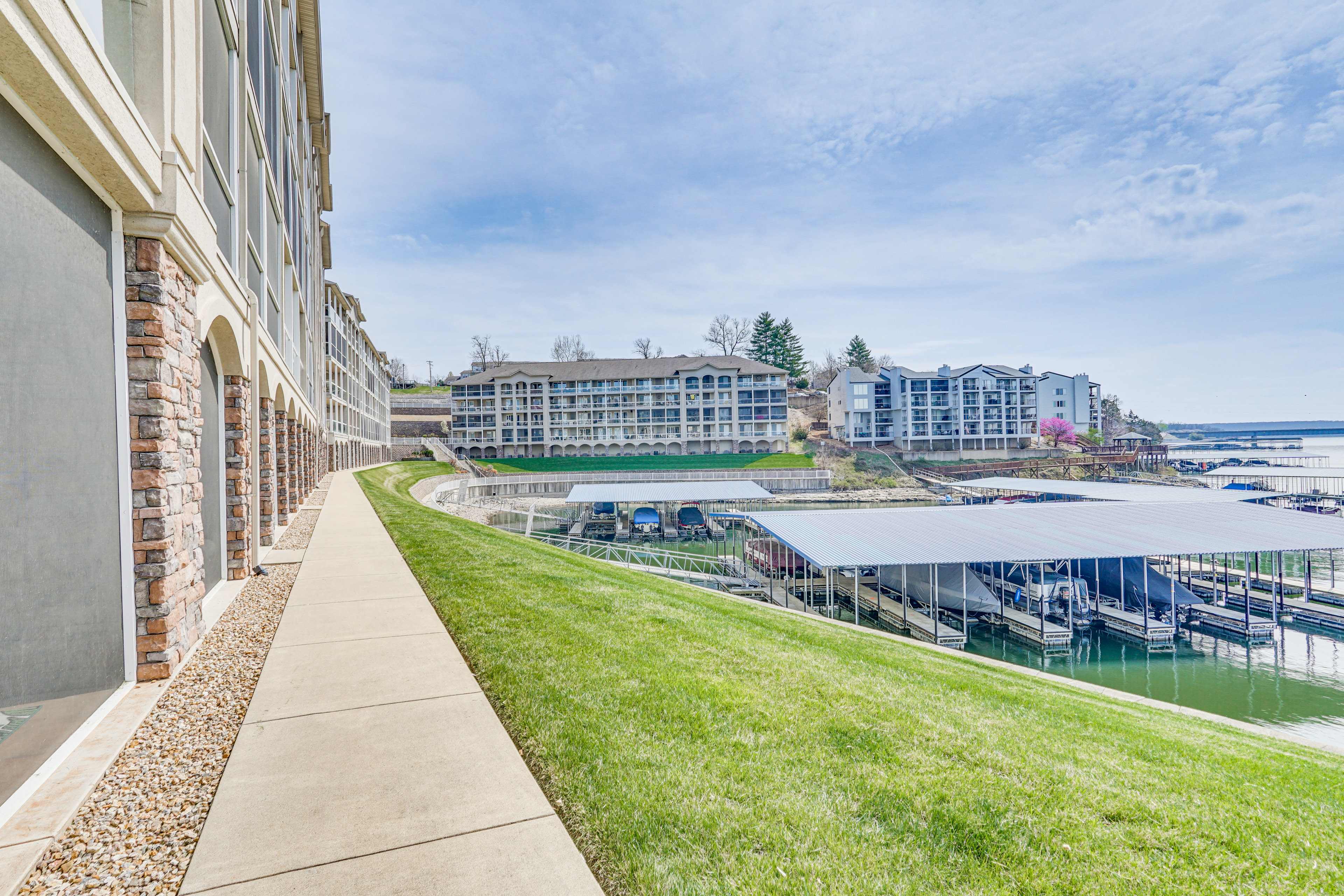 Lands End Condo w/ Resort Amenities & Porch! Osage Beach, MO Evolve