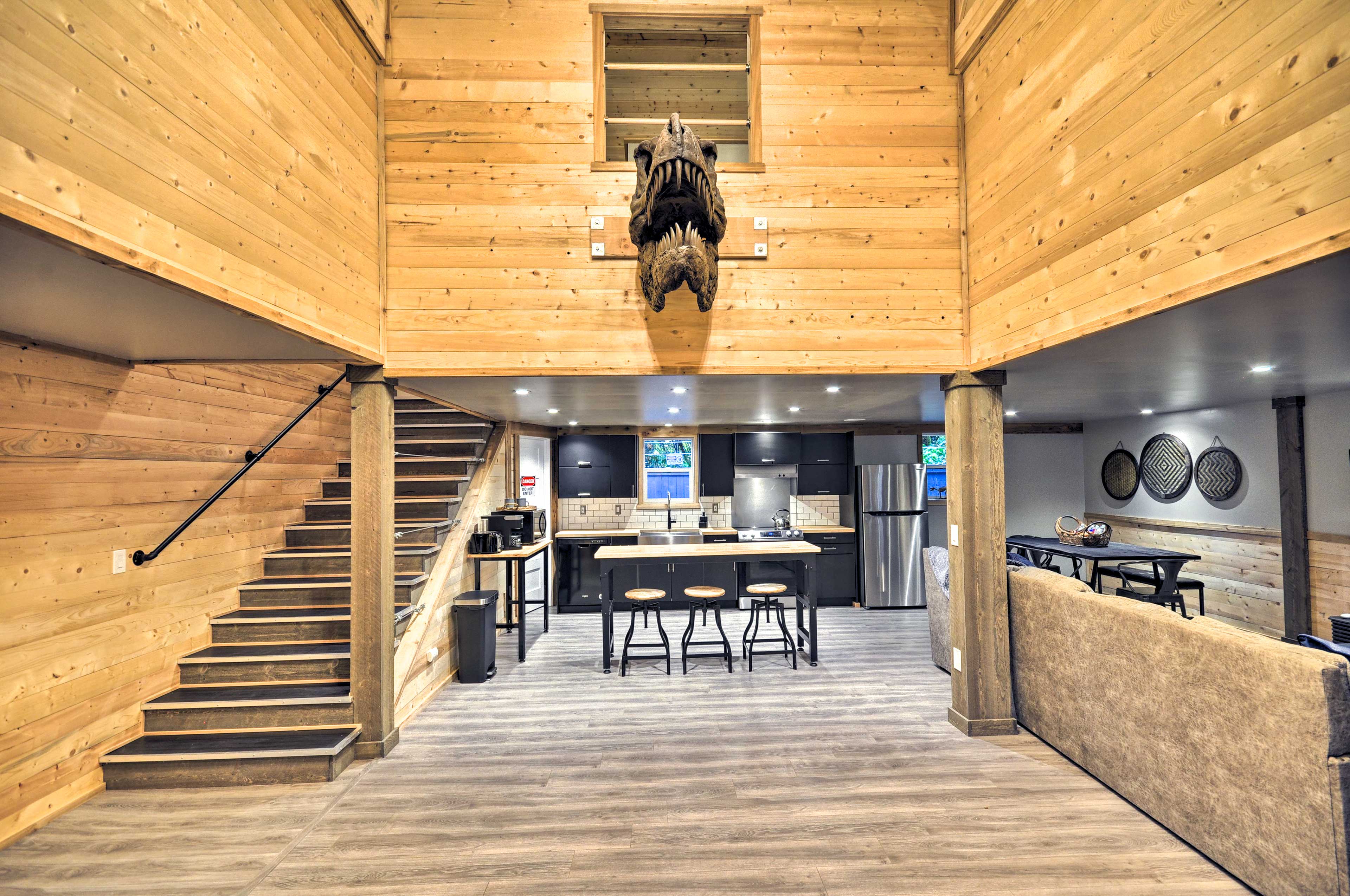 Jurassic Retreat Hot Tub & 7 LifeSize Dinosaurs! Washougal, WA Evolve