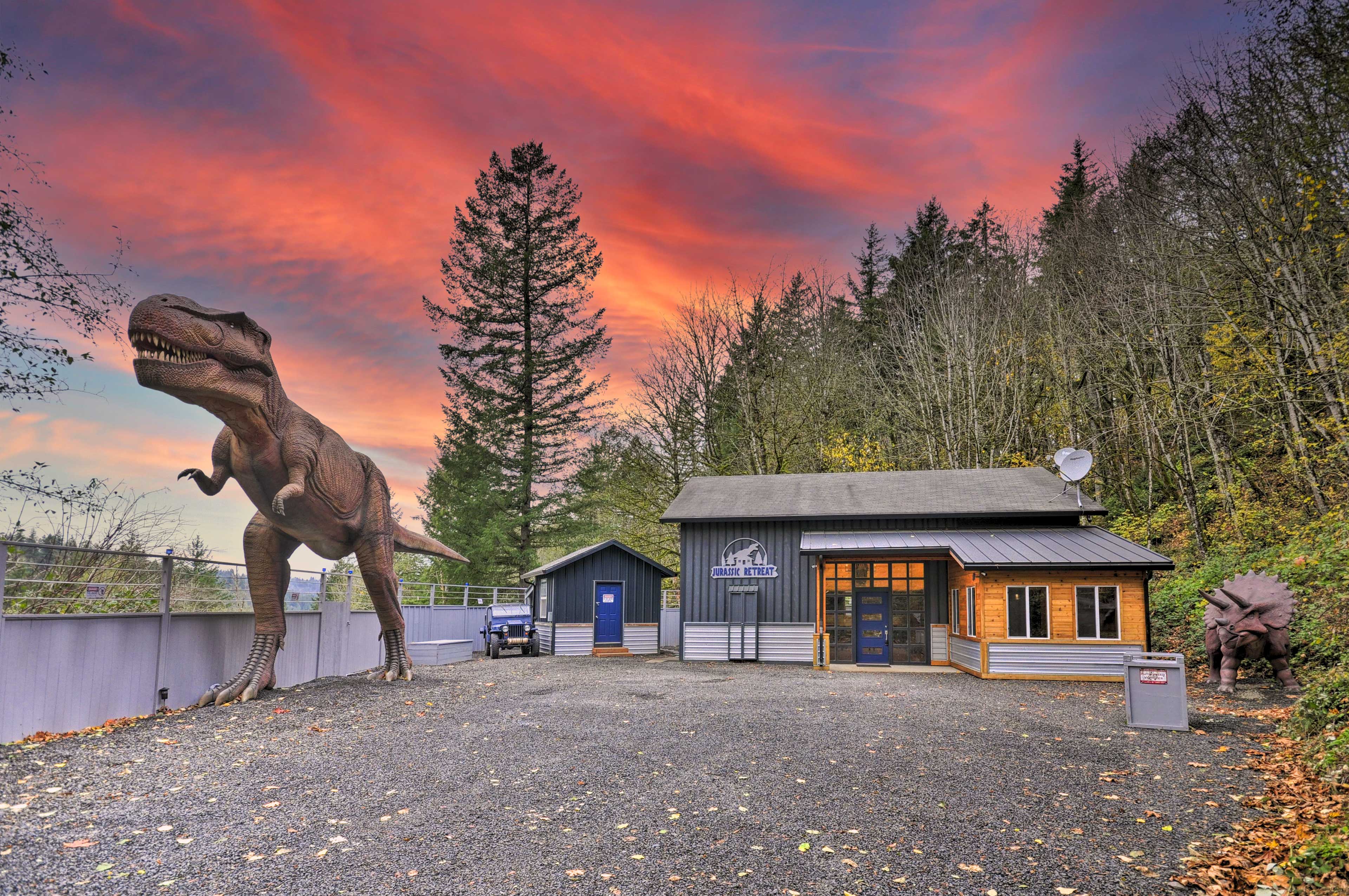 Jurassic Retreat Hot Tub & 7 LifeSize Dinosaurs! Washougal, WA Evolve