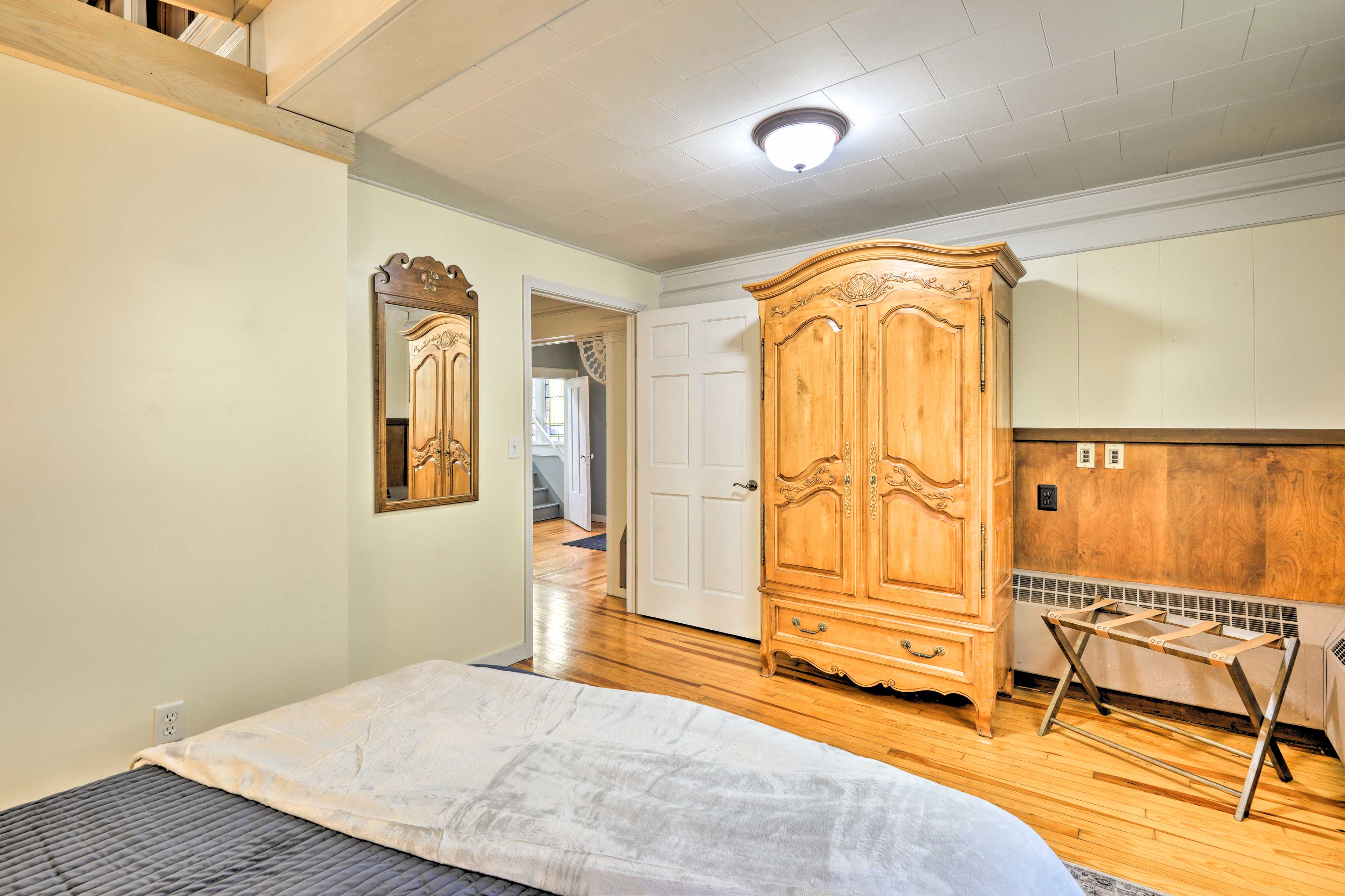 Lisle Apt Fireplace & Stained Glass Windows! Evolve