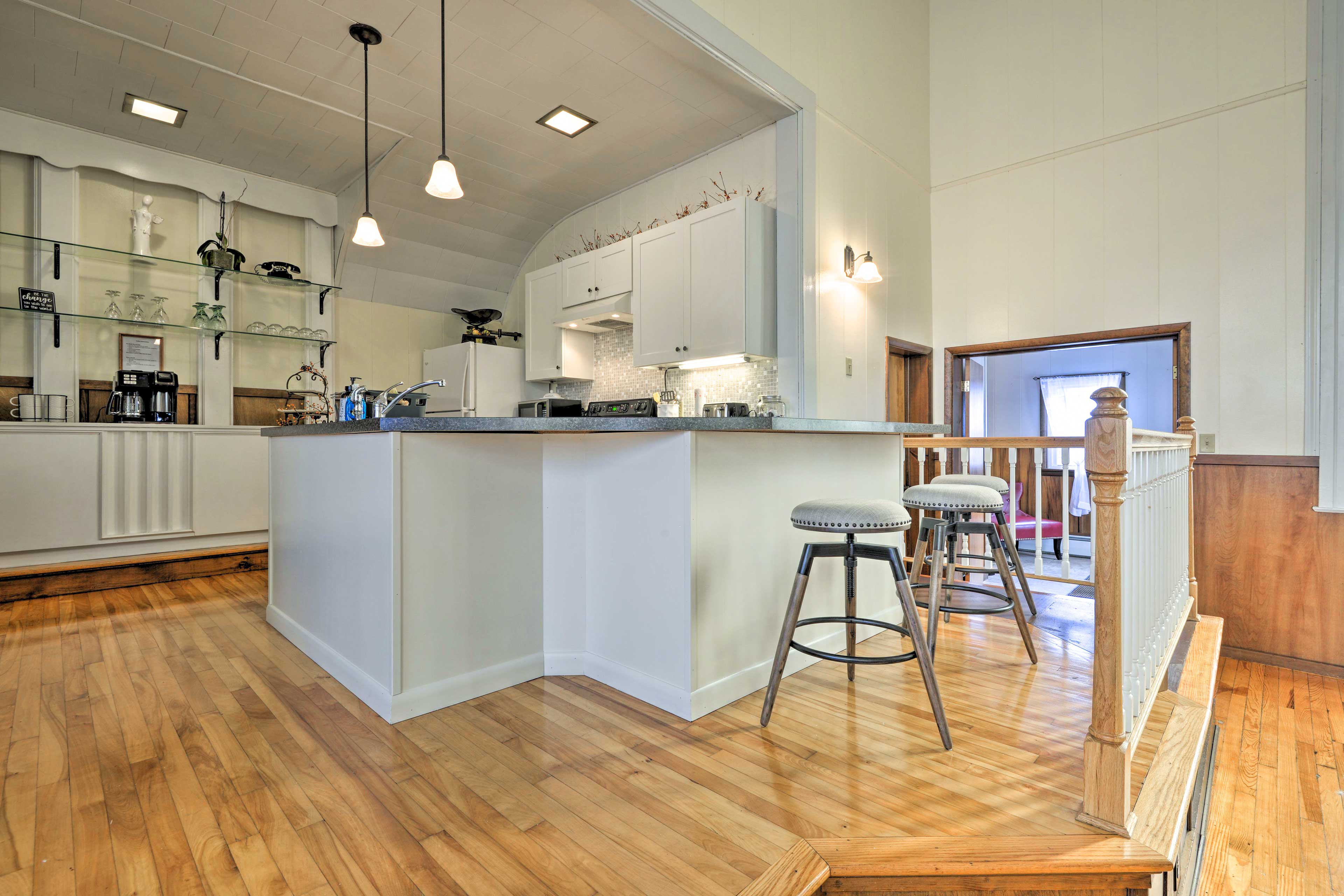 Lisle Apt Fireplace & Stained Glass Windows! Evolve