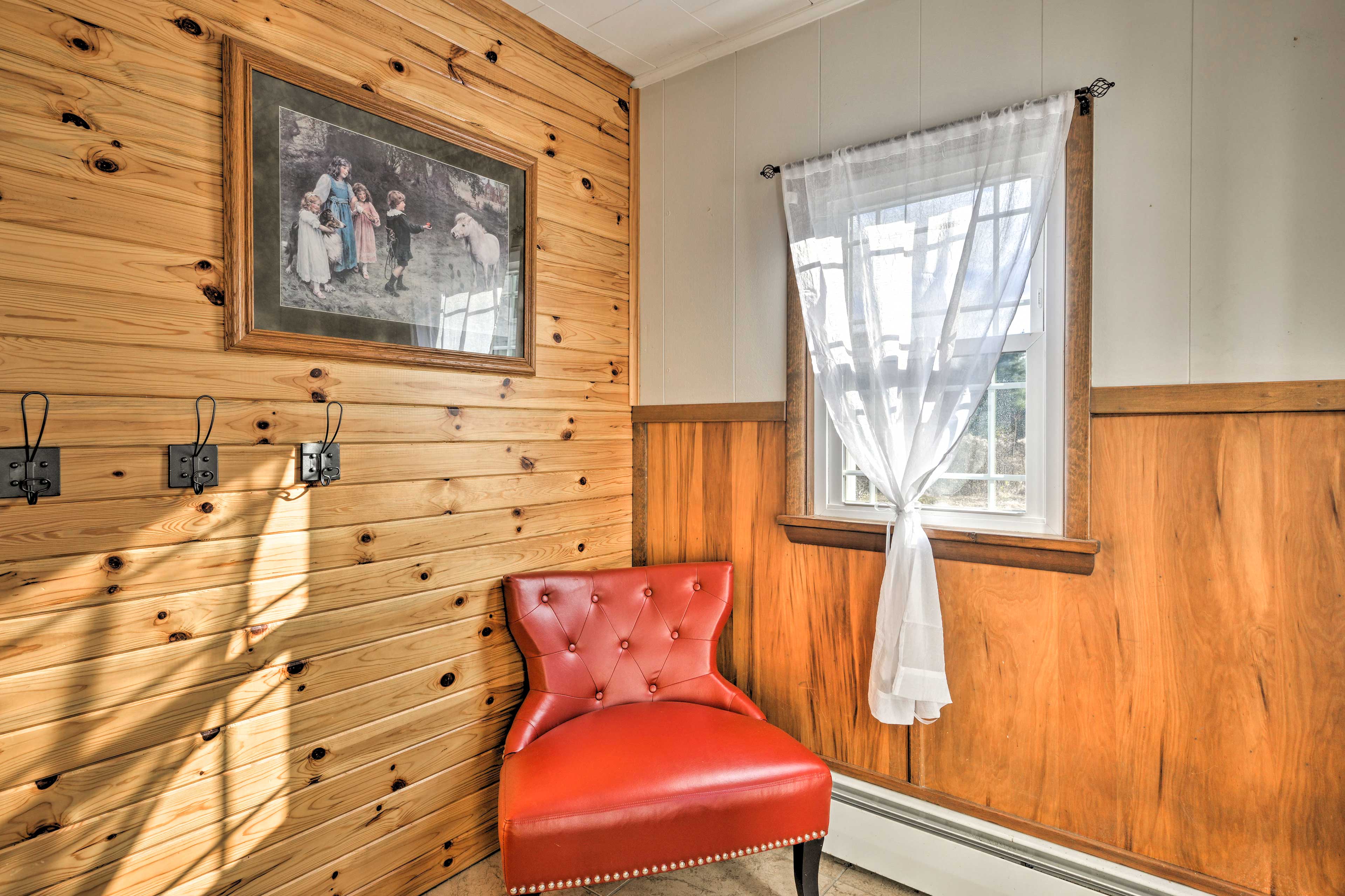 Lisle Apt Fireplace & Stained Glass Windows! Evolve