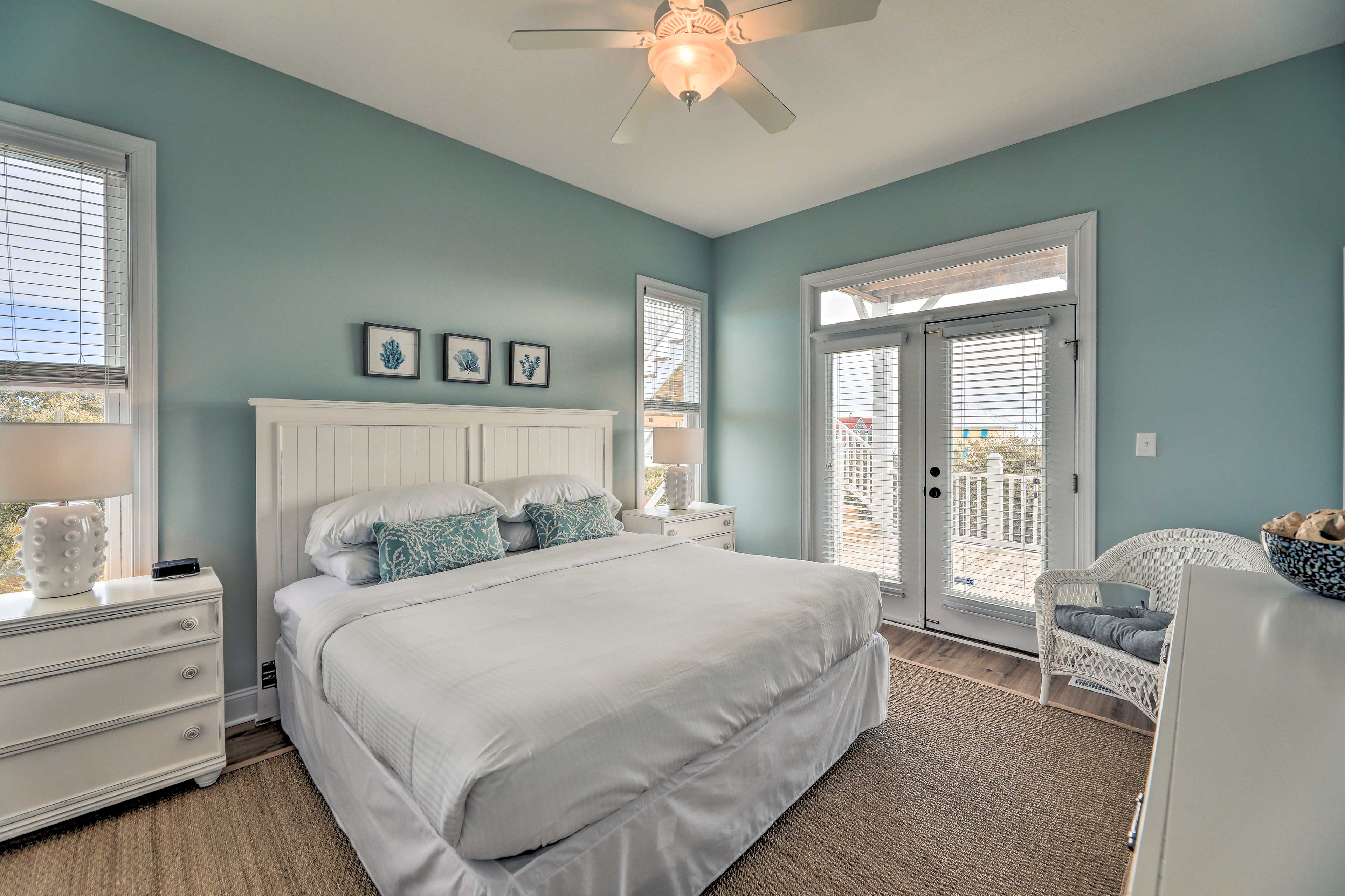 'Coastal Vista' ' Walk to Emerald Isle Beach! Evolve