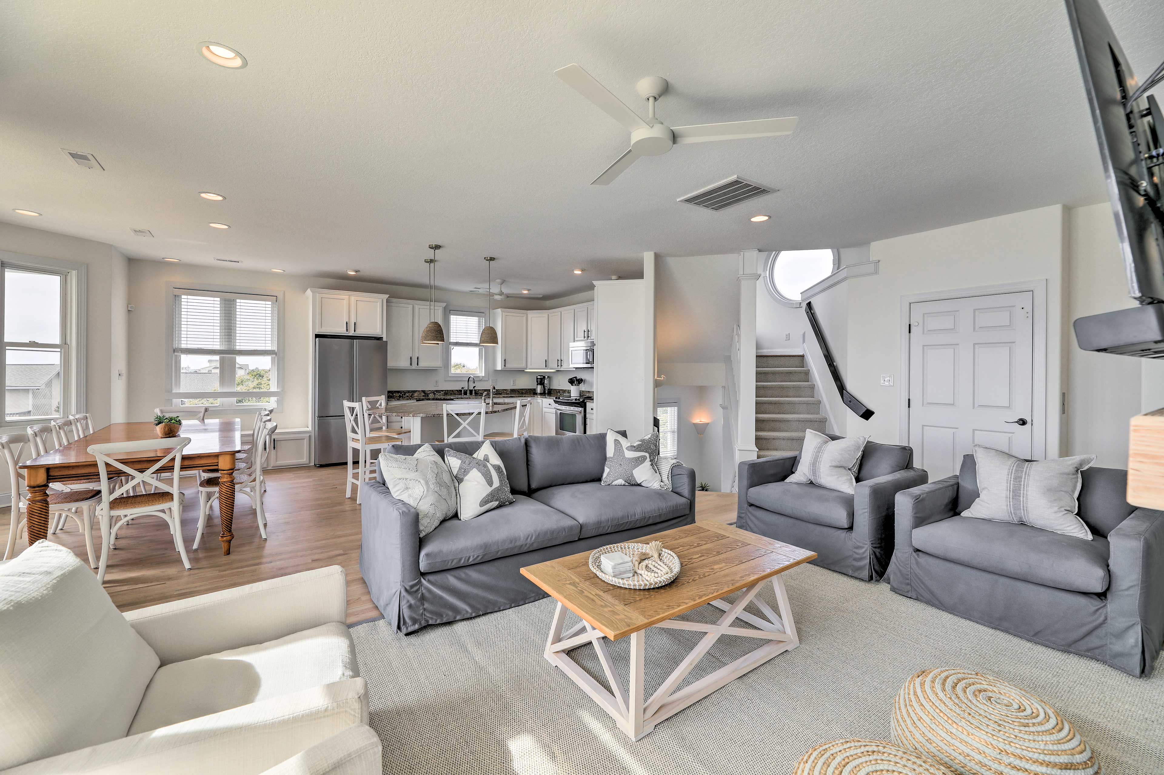 'Coastal Vista' ' Walk to Emerald Isle Beach! Evolve