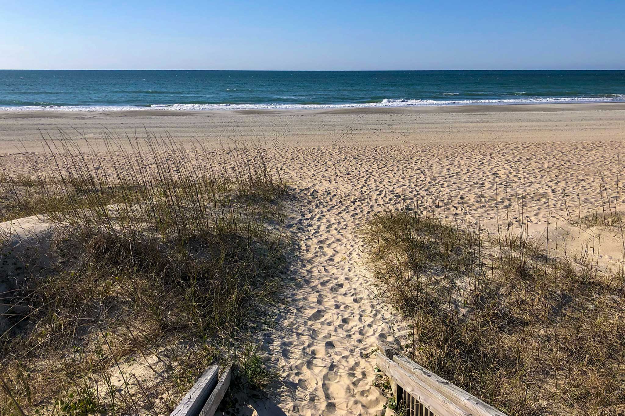 'Coastal Vista' ' Walk to Emerald Isle Beach! Evolve