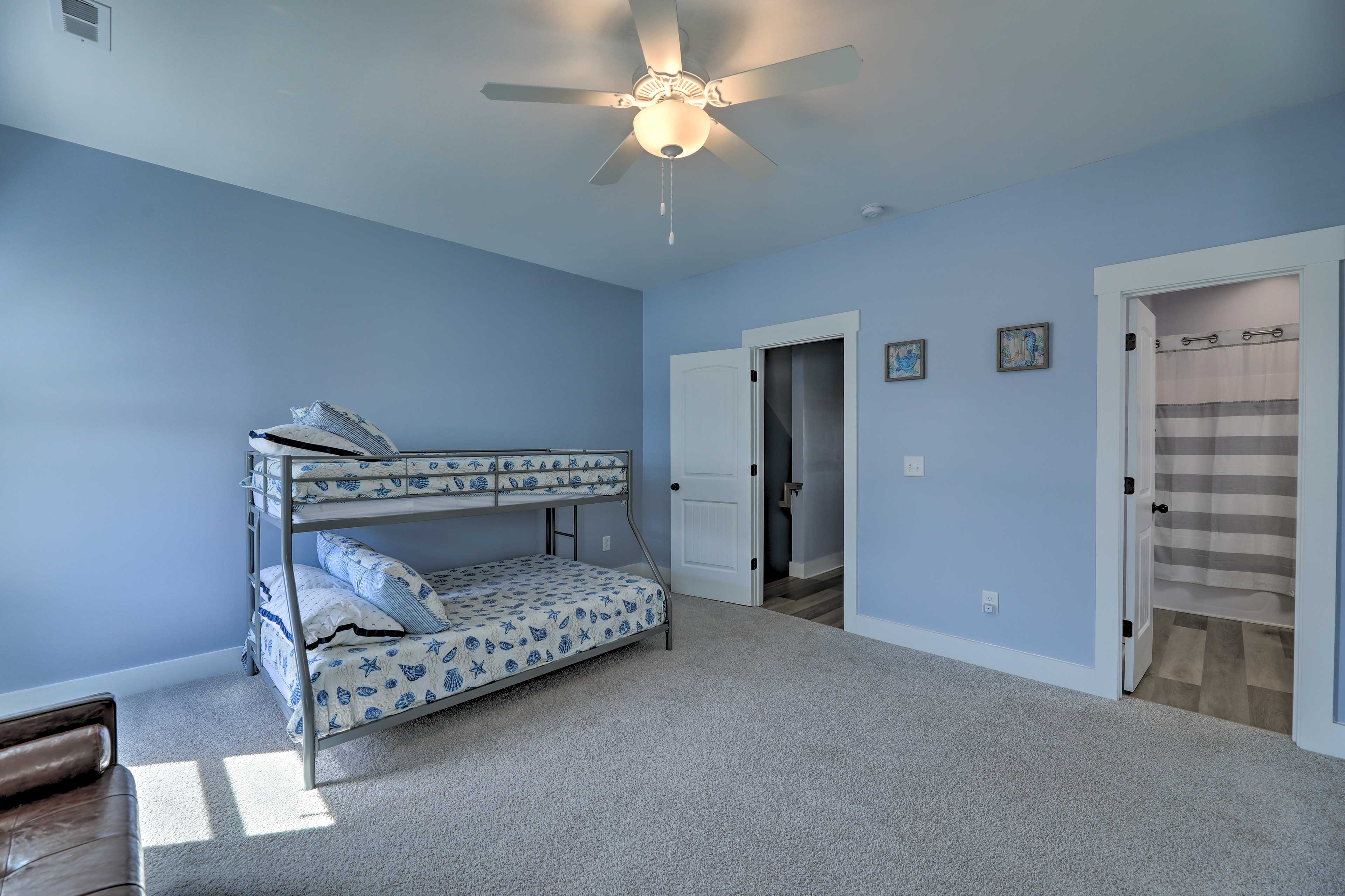 Stylish Townhome w/ Balconies & Tesla Charger! Surf City, NC Evolve