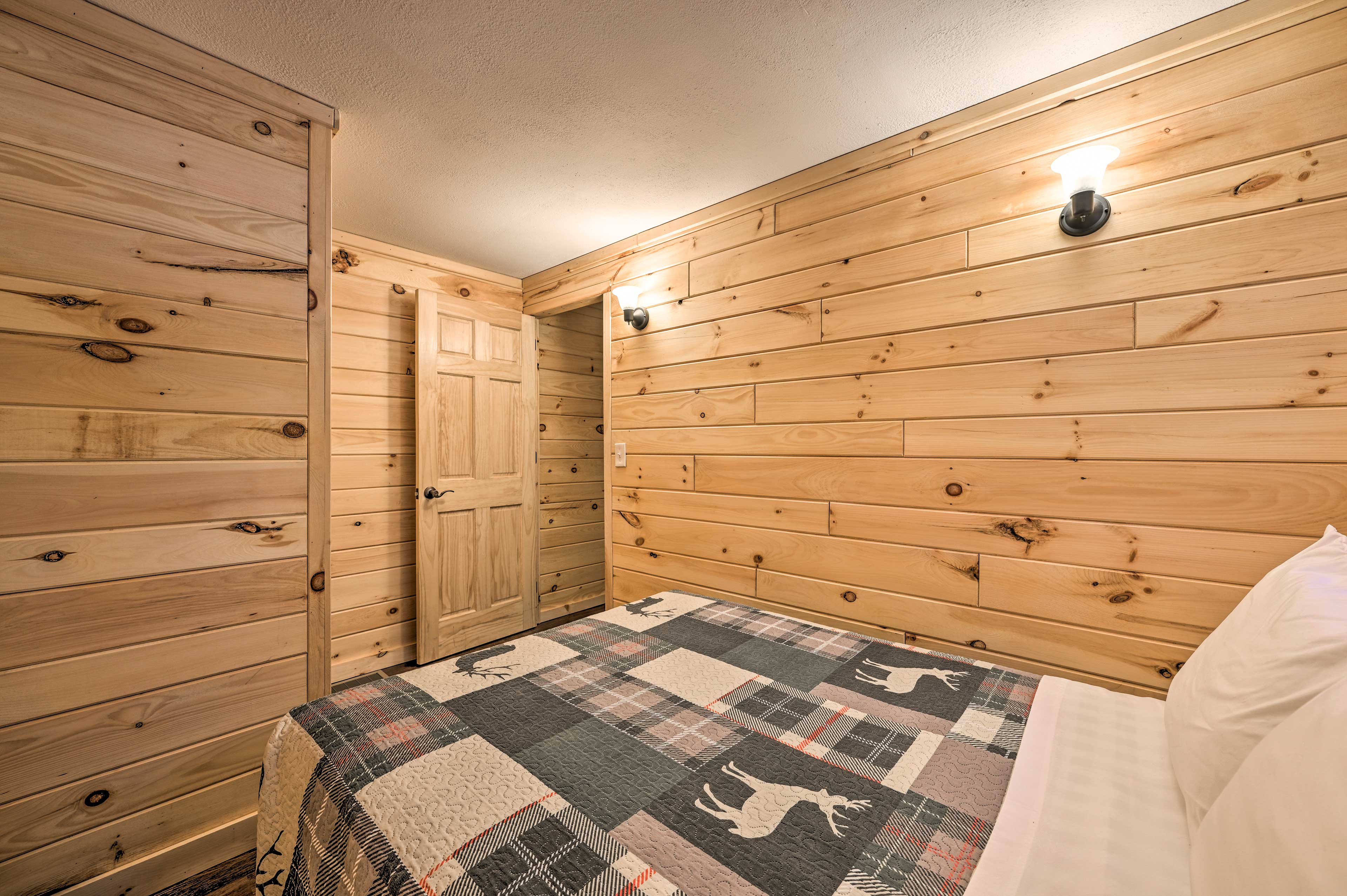 Cabin in The HuronManistee National Forest! Wellston, MI Evolve