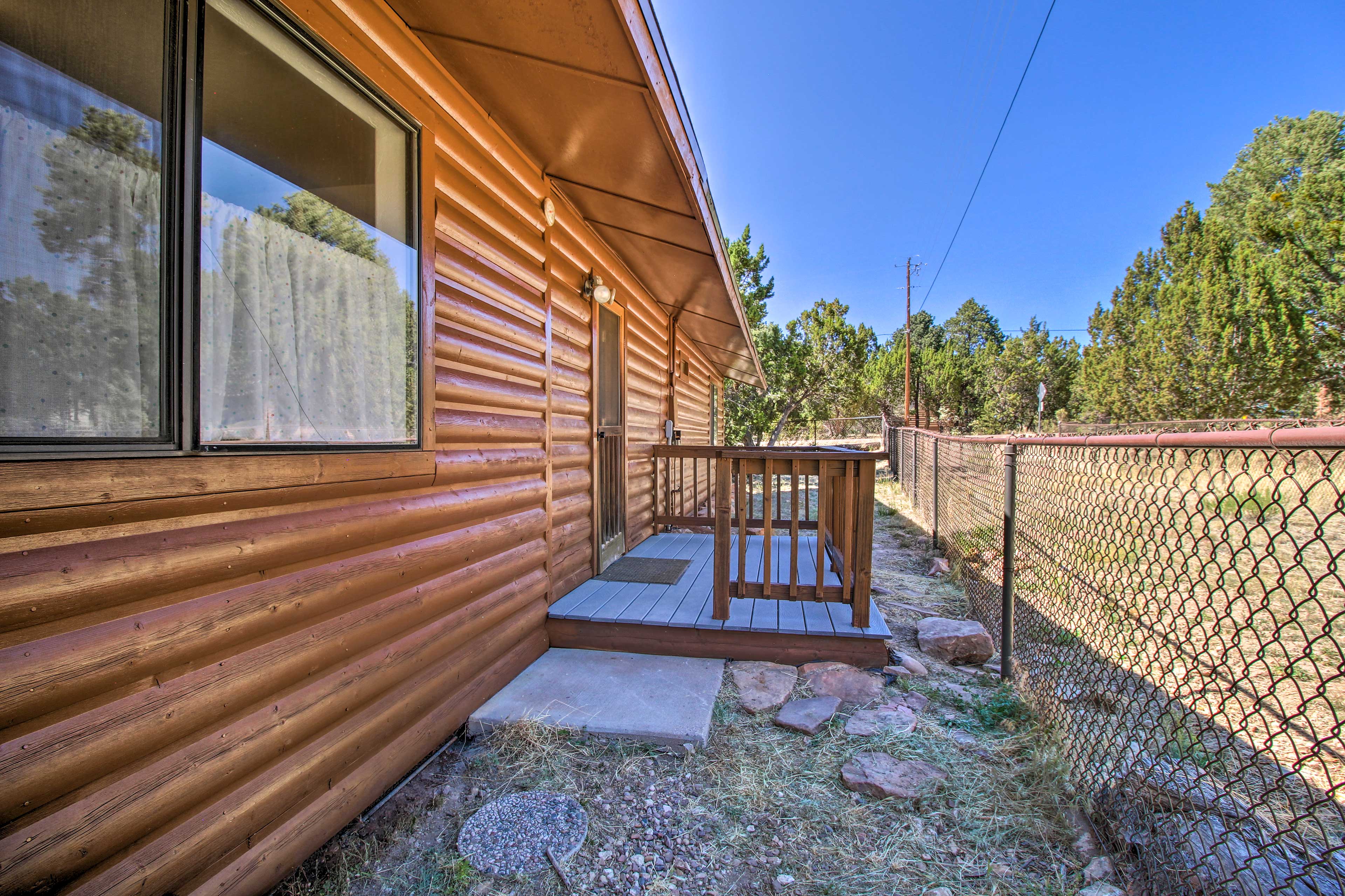 Cozy Heber Cabin Retreat w/ Deck + Fireplace! HeberOvergaard, AZ