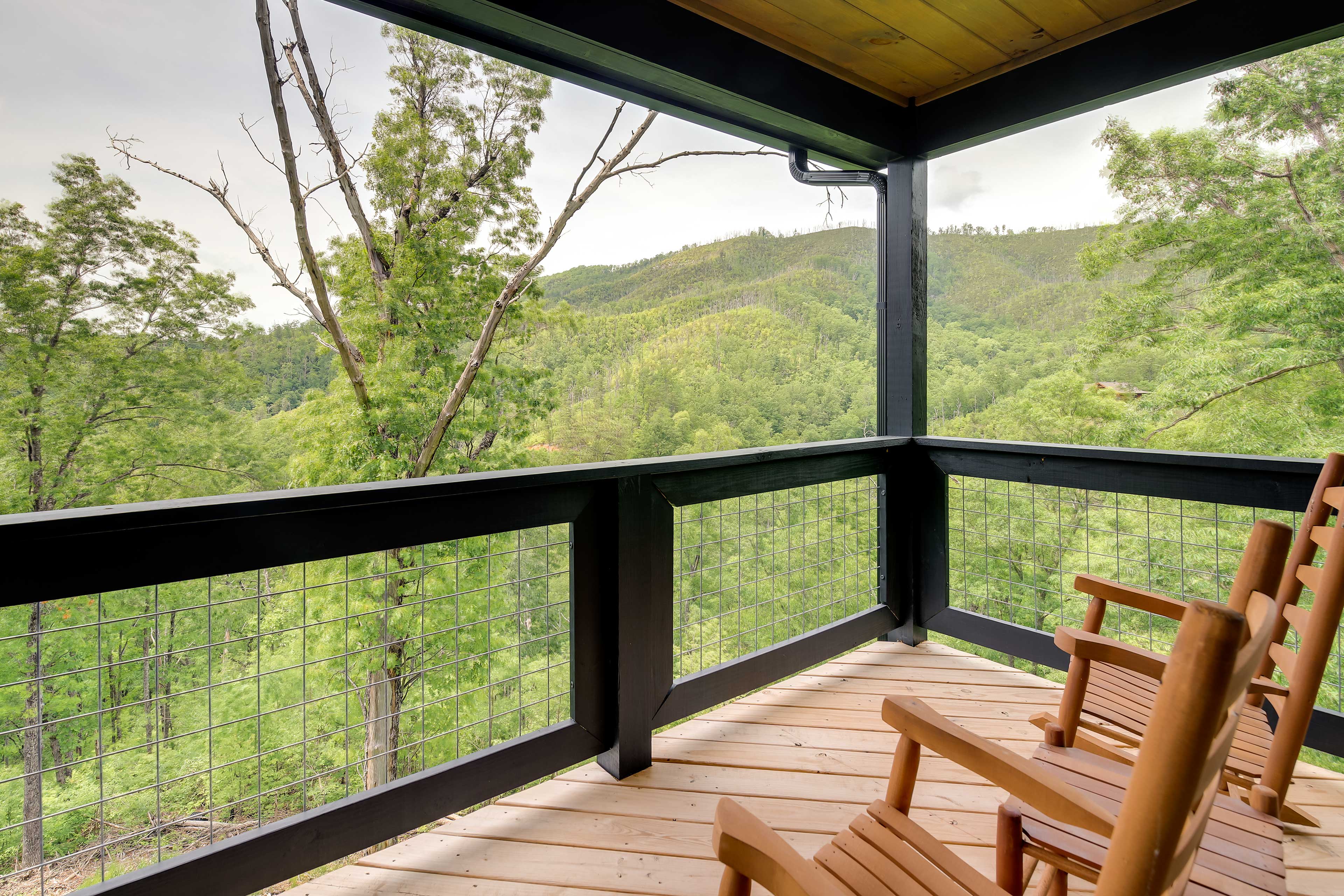 Cobbly Nob Resort Cabin Hot Tub, Pool & Views! Gatlinburg, TN Evolve