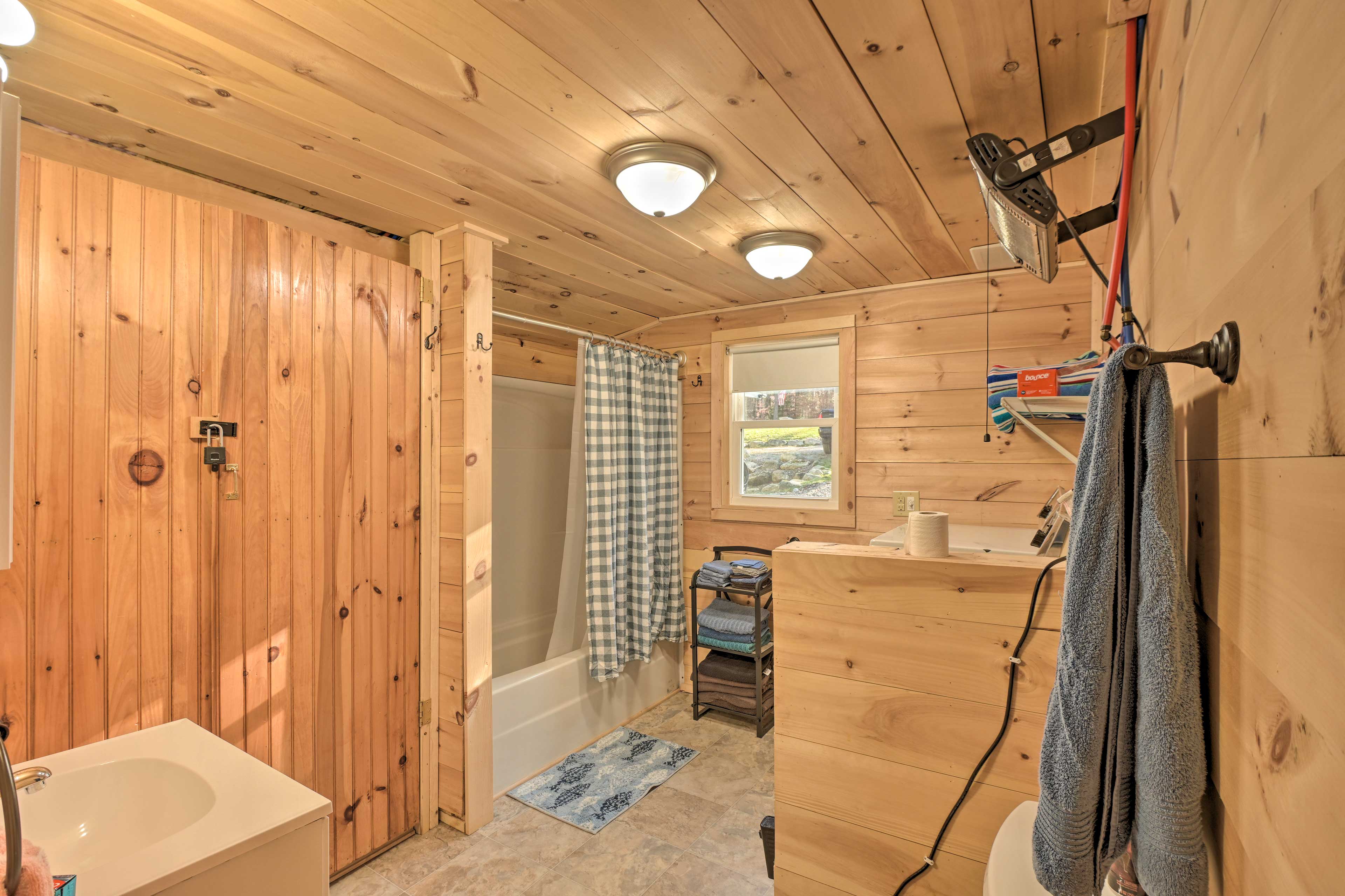 PetFriendly Ellsworth Cottage on Branch Lake Evolve