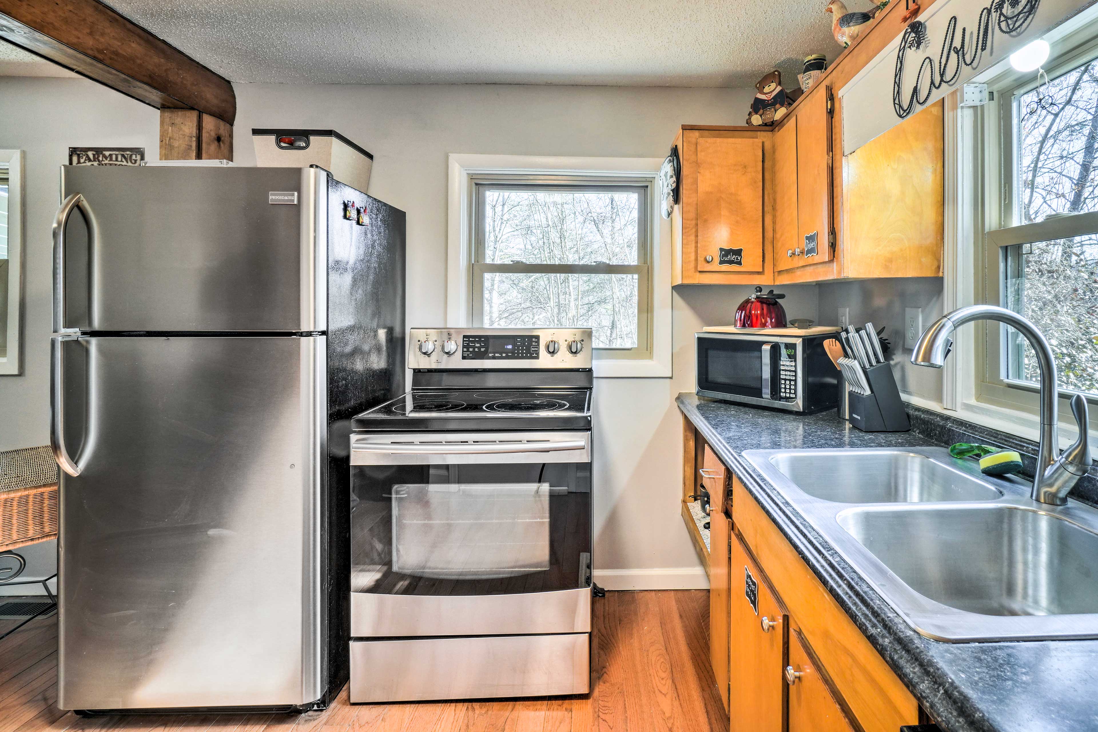 Pigeon Cabin w/ Private Hot Tub! Evolve