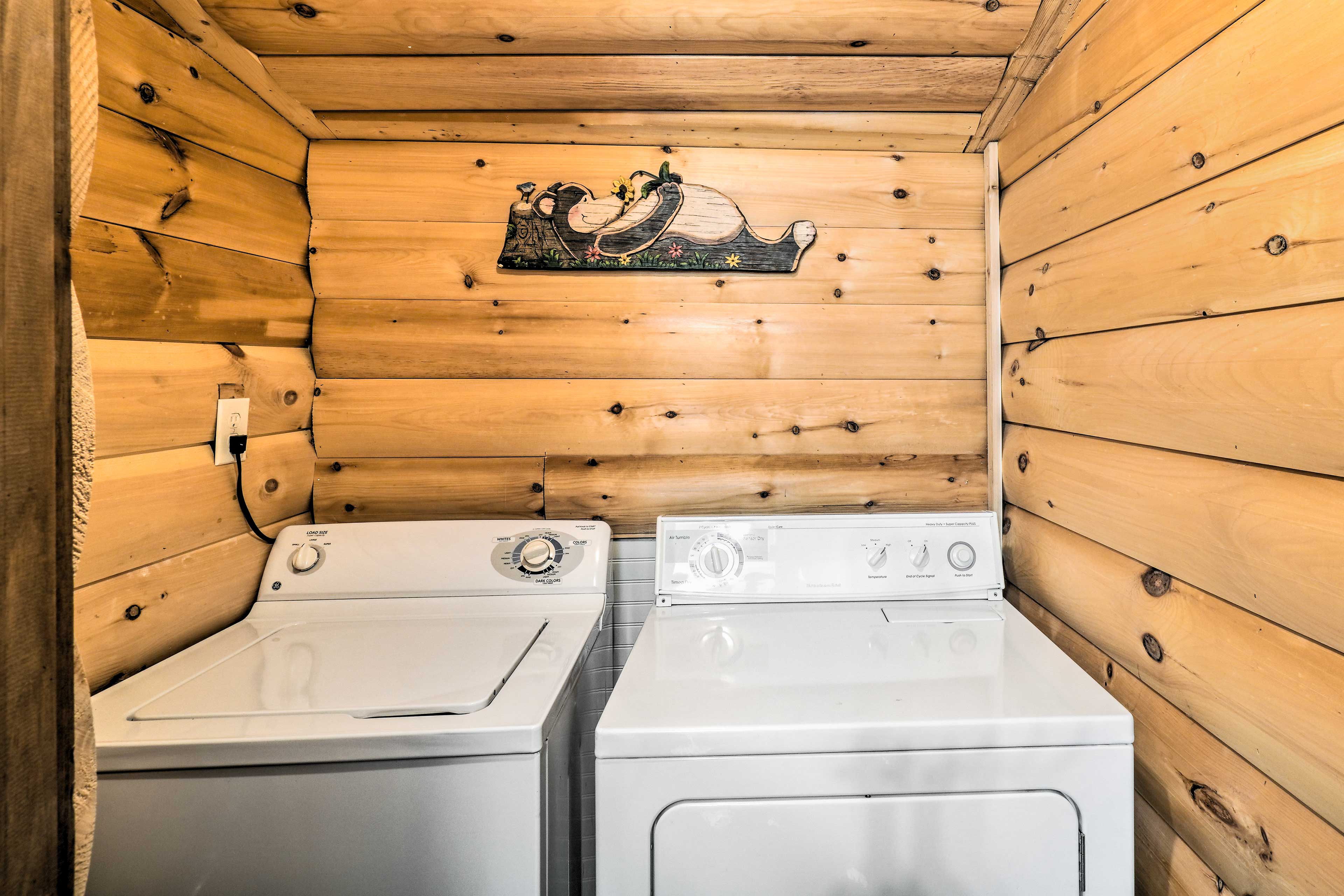 Pigeon Cabin w/ Private Hot Tub! Evolve