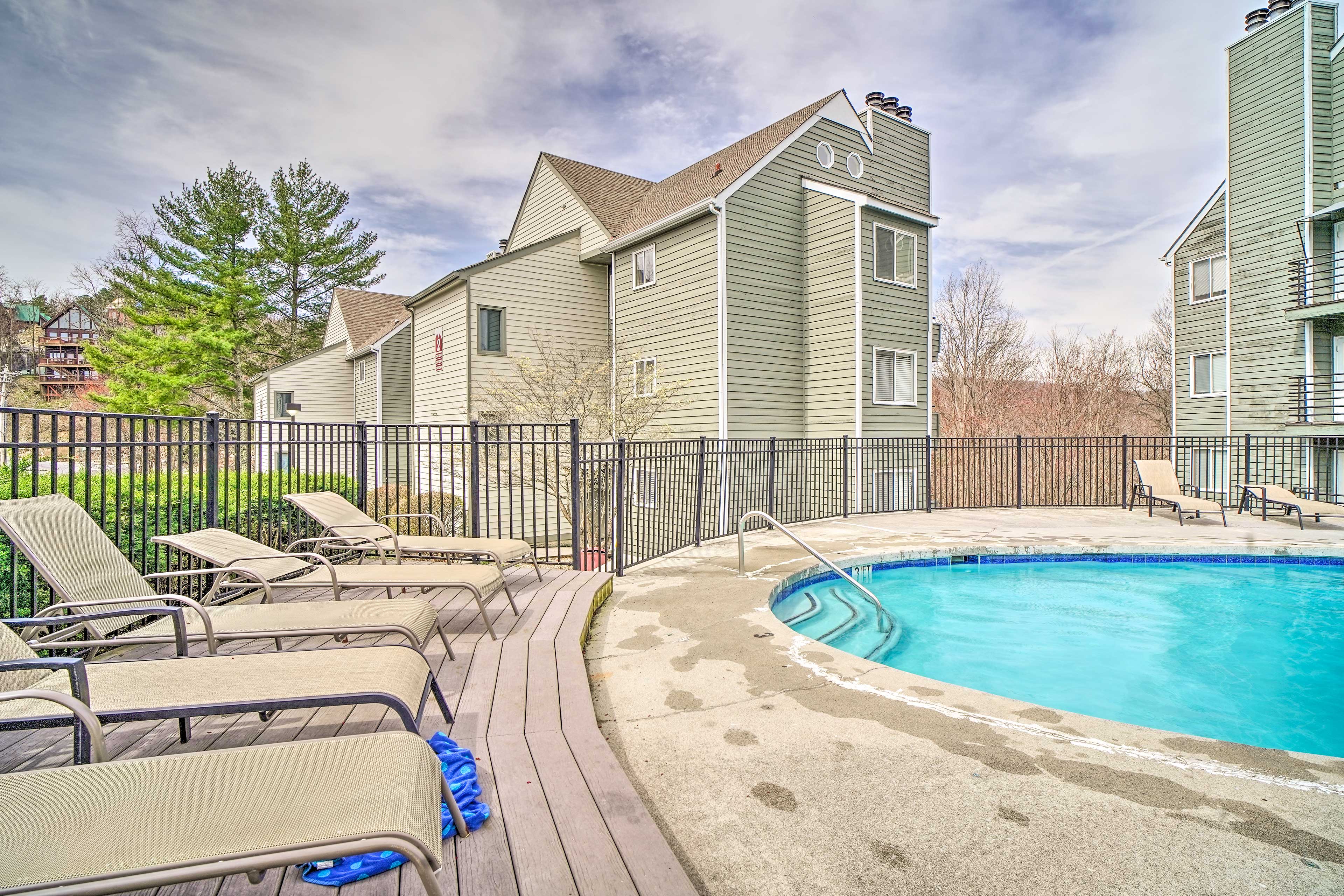 Gatlinburg Condo on Mountain w/ Community Pool! Evolve
